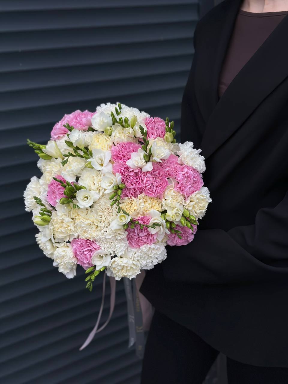 Діантуси у поєднанні з ароматною фрезією