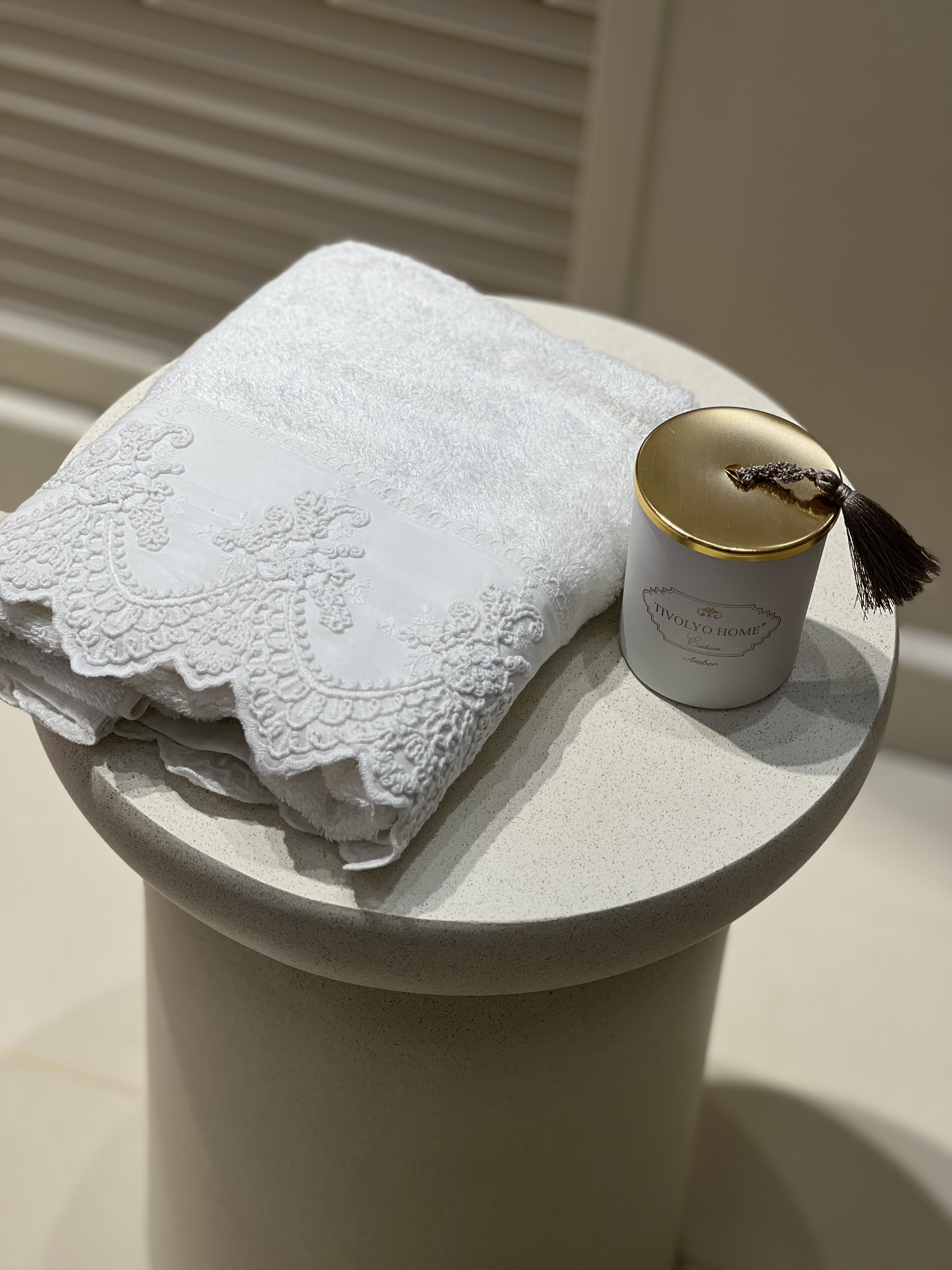 Лицьові бамбукові рушники з ніжним мереживом Tual в подарунковій коробці