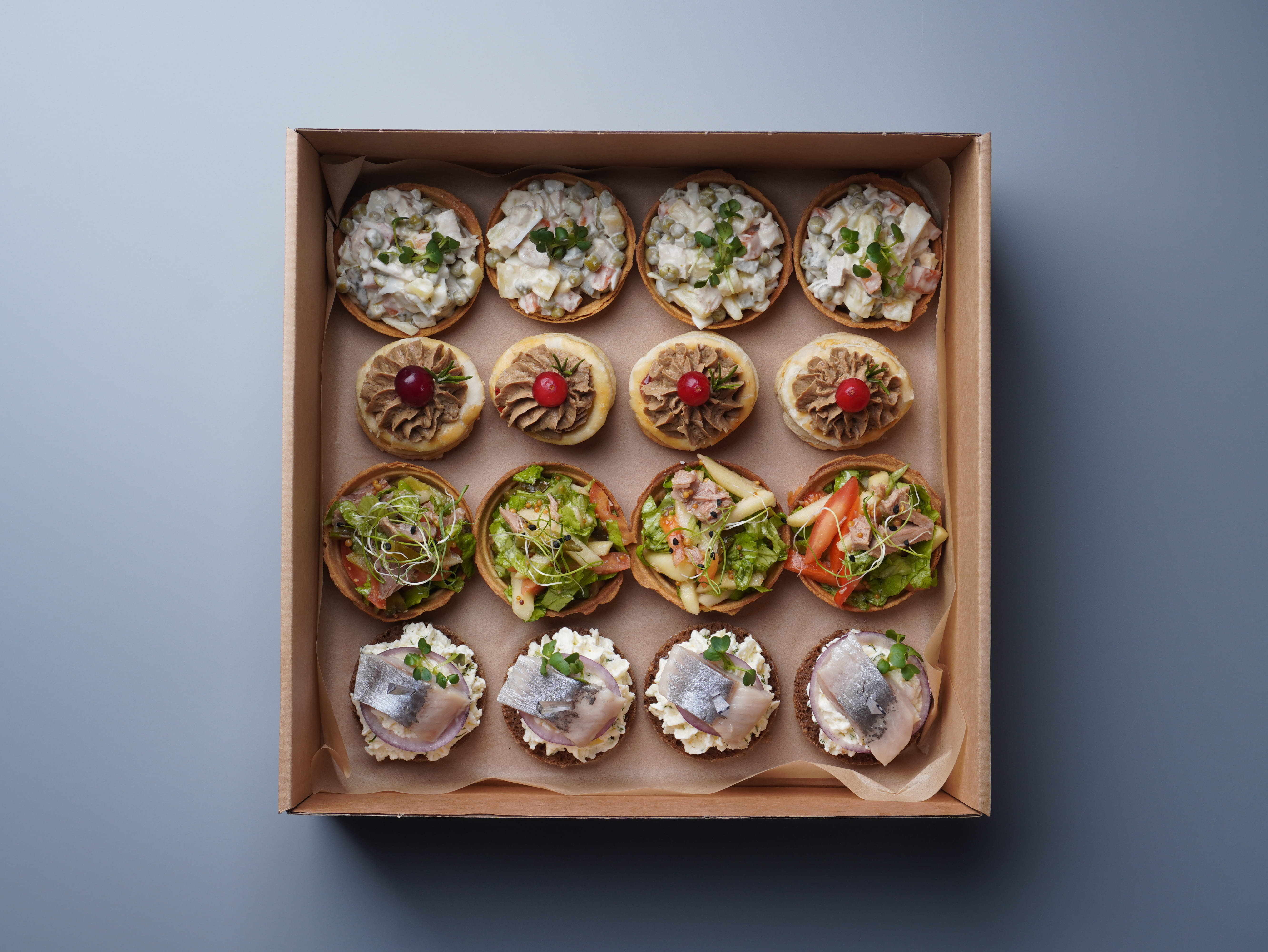 Фуршетний бокс із канапе та корзинками (16 шт - 640 грам)