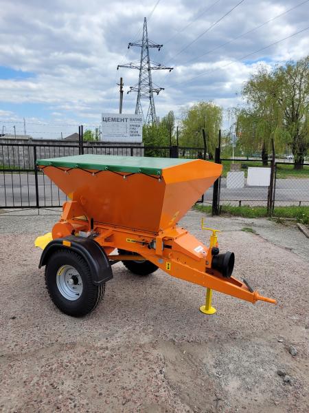 Розкидач дорожніх сумішей піску та солі