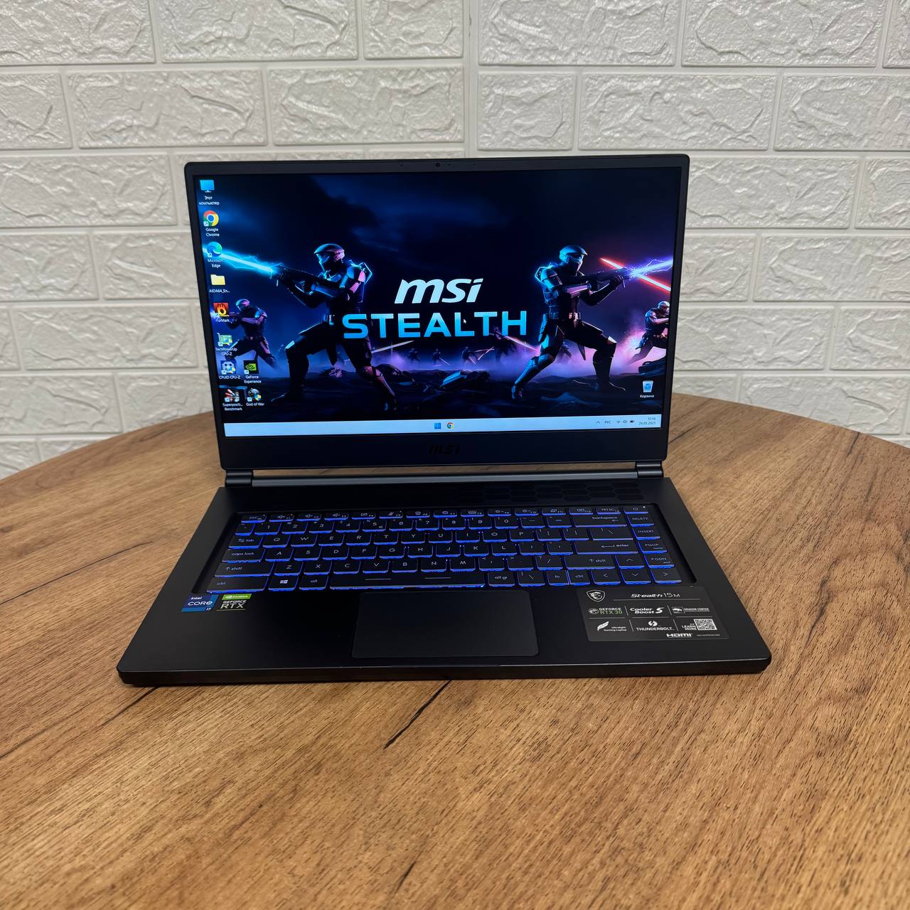 MSI Stealth 15M A11UEKV (вмятинки кришка)