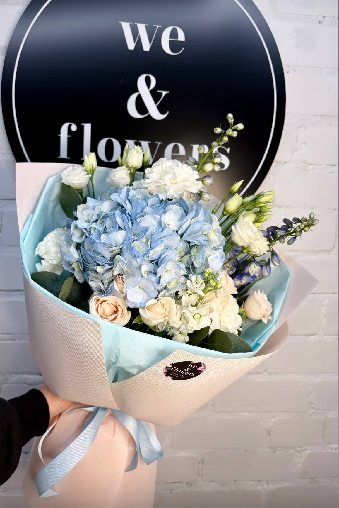 Букет з блакитною гортензією, дельфініумом, еустомою та трояндою