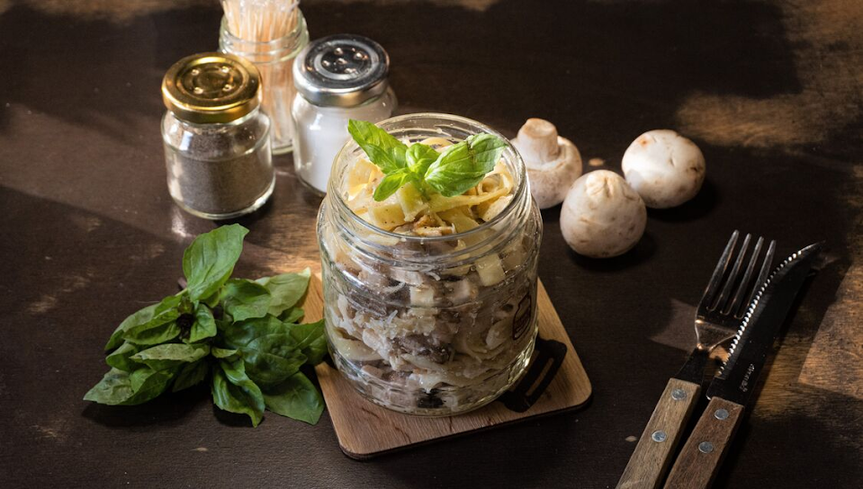 Паста з куркою та грибами