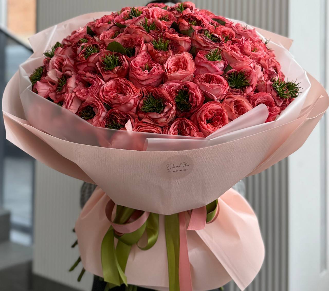 Букет із троянд Мандарин Експрешн у стильному пакуванні