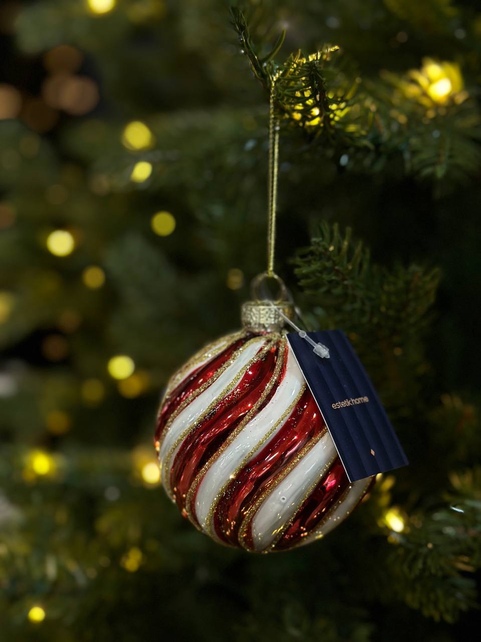 Ялинкова куля рельєфної форми 8см з декором з гліттера, колір - червоно-білий