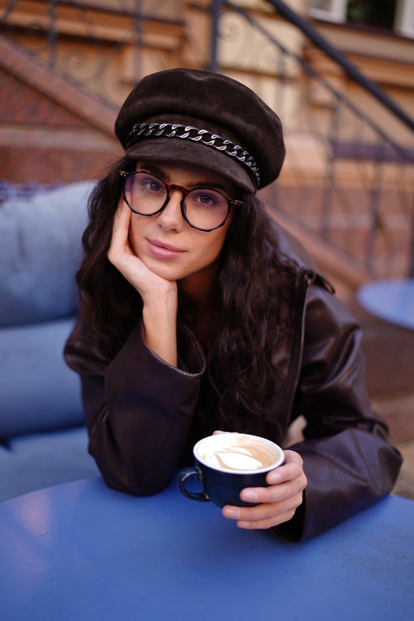 Картуз з натуральної замші з металевим ланцюжком шоколадний