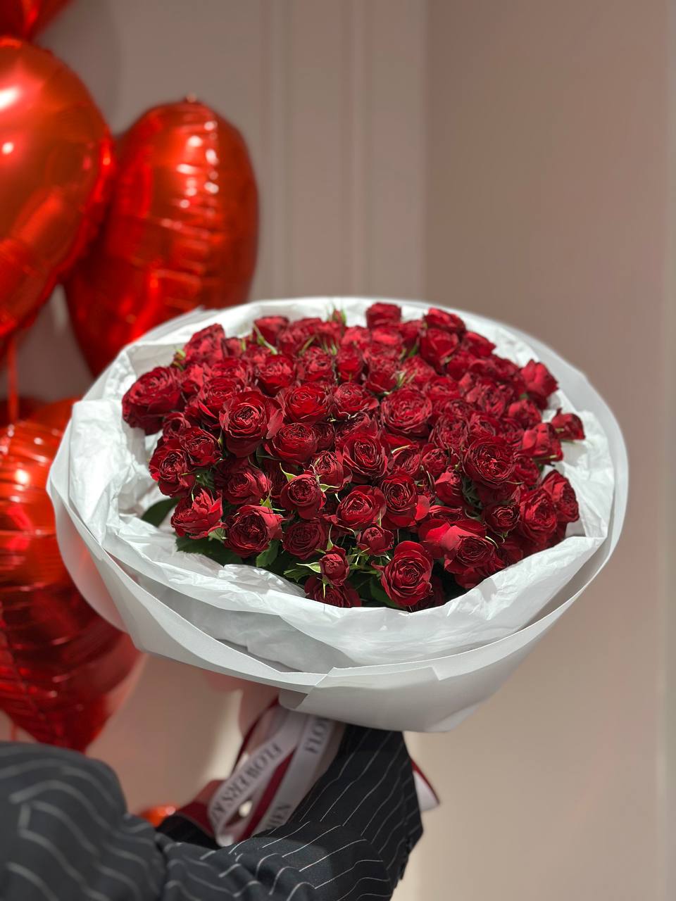 Моно букет кущових червоних троянд