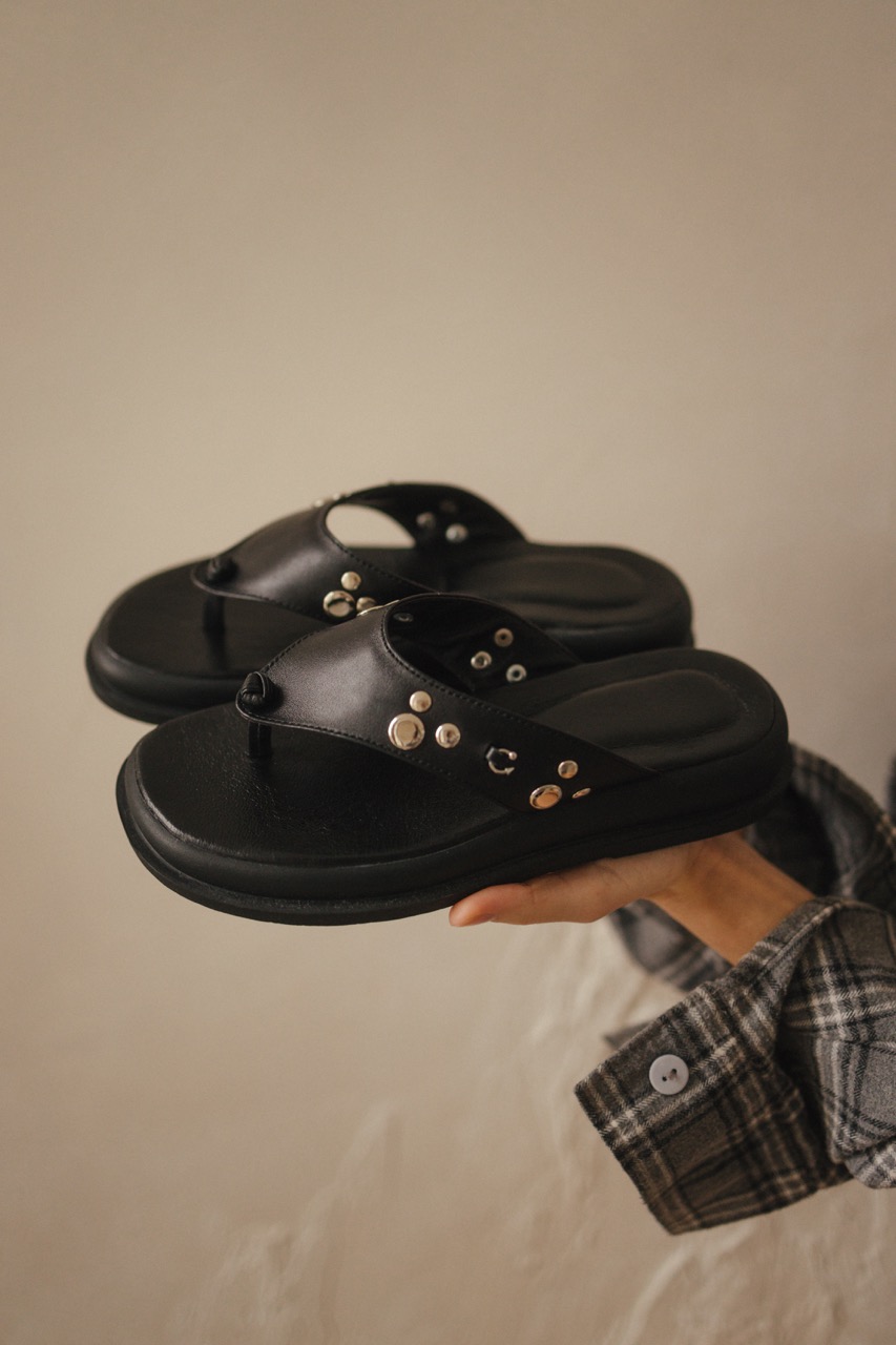 Шльопанці з фурнітурую