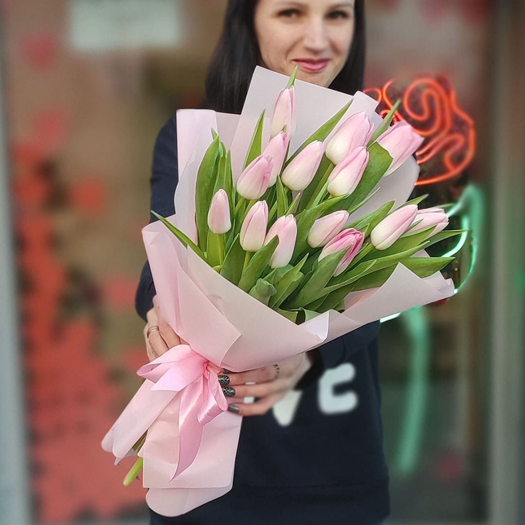 Букет з 15 ніжно-рожевих тюльпанів