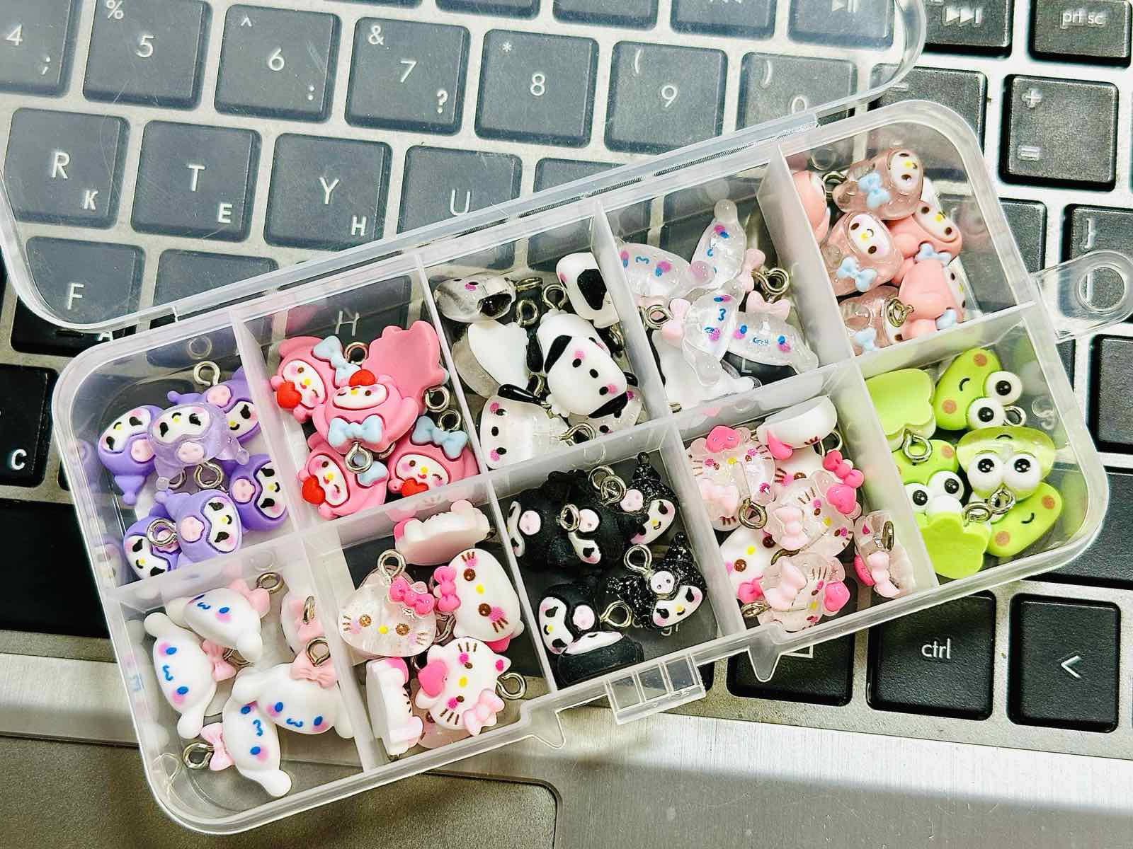 Набір шармів-підвісок Sanrio для рукоділля (10 видів у зручному органайзері)