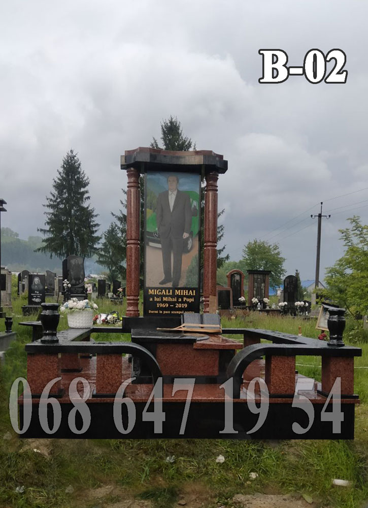 Пам’ятник В-02 з колонами, кольоровим портретом, масивною огорожею, червоний з чорним