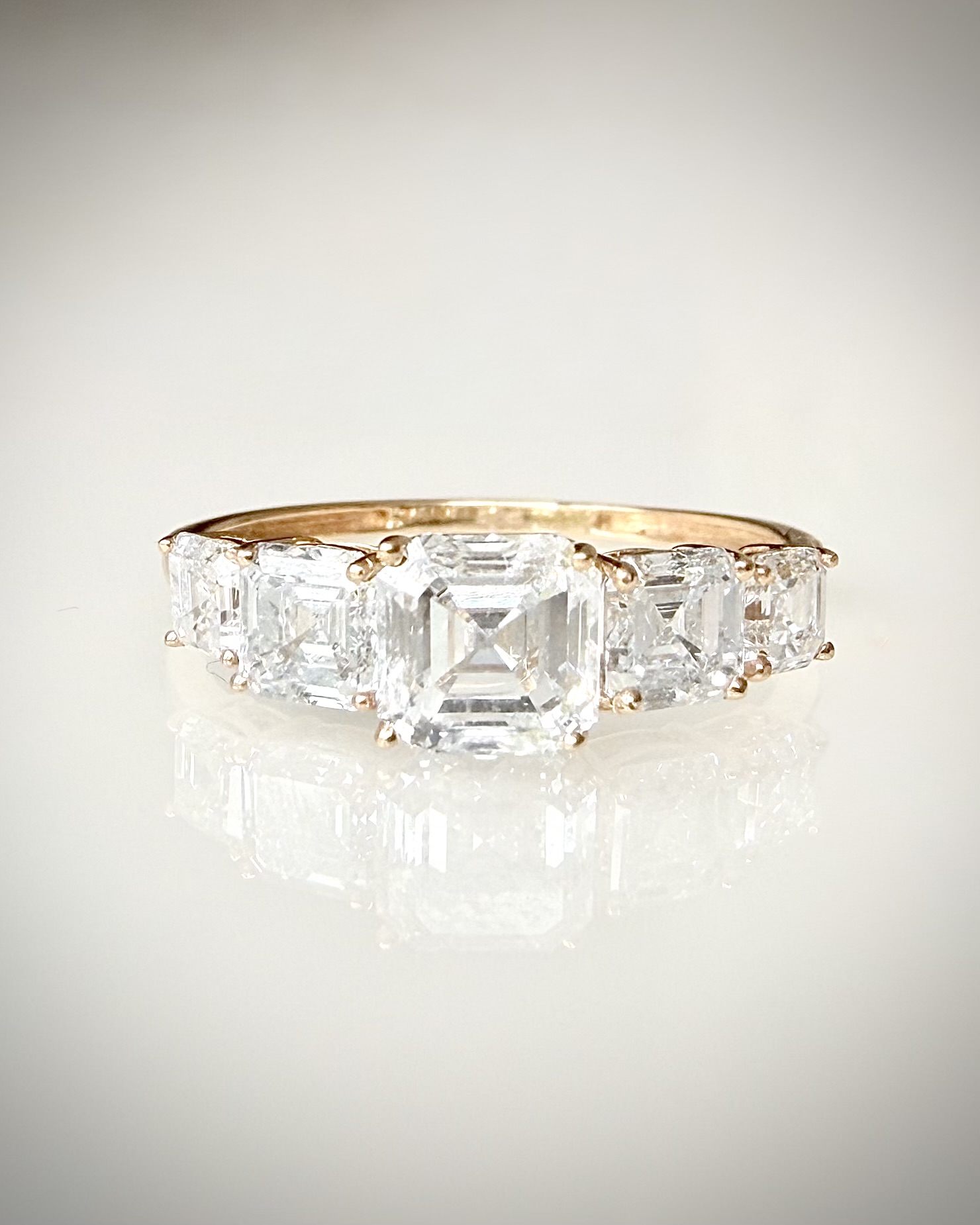 Timanttisormus 2,30 ct:n Asscher 5-Stone 14k keltakulta