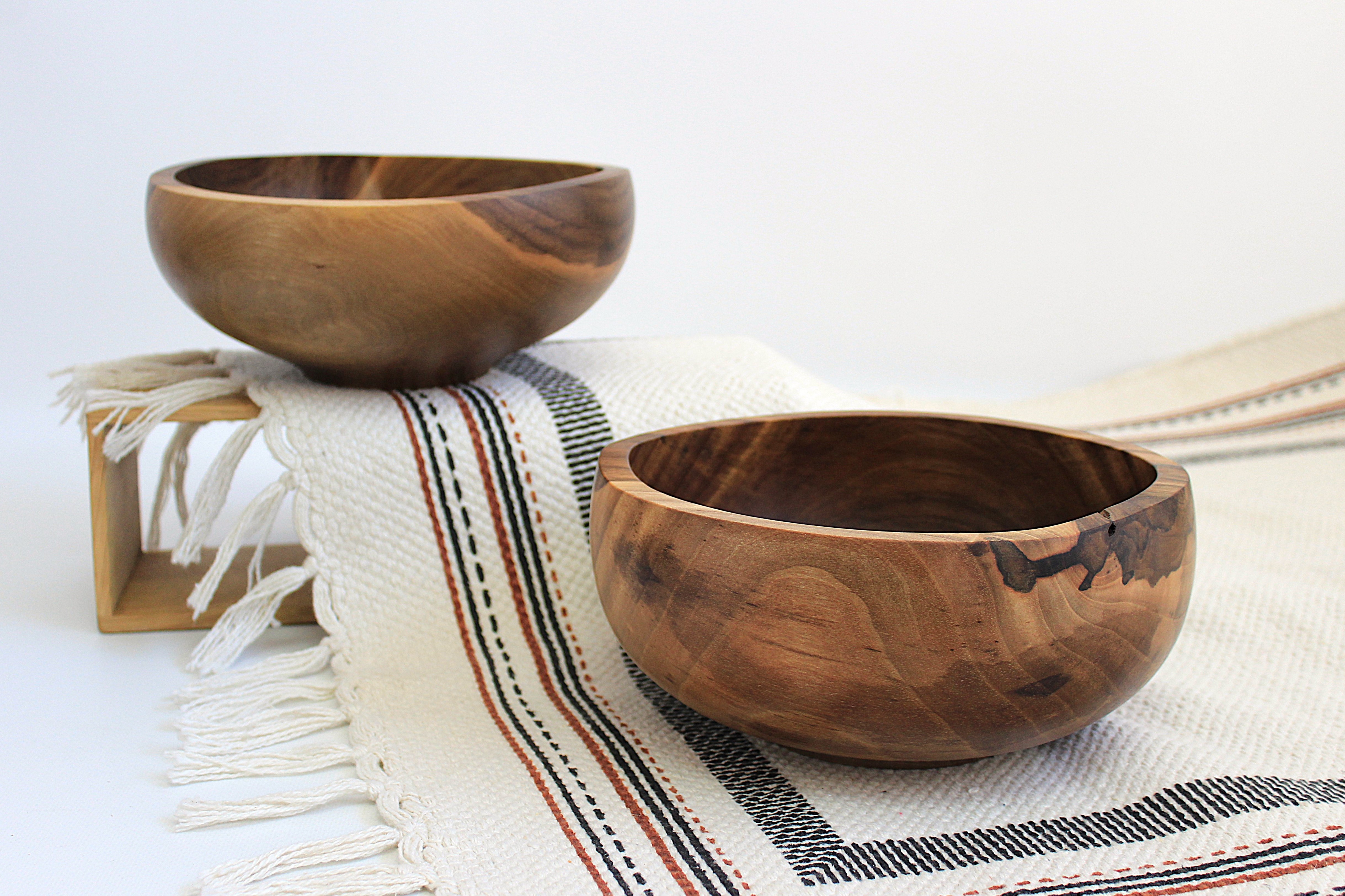 Дерев'яна тарілка для подачі страв