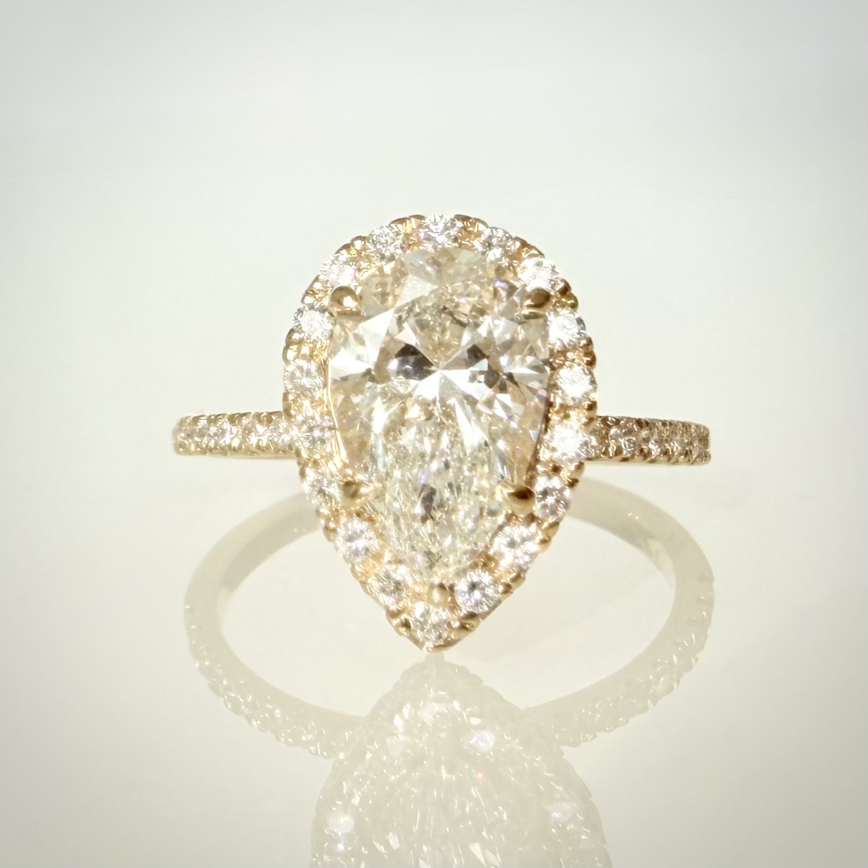 2,60 ct Pear Halo -timanttisormus – Hidden Halo – 14K keltakulta – IGI