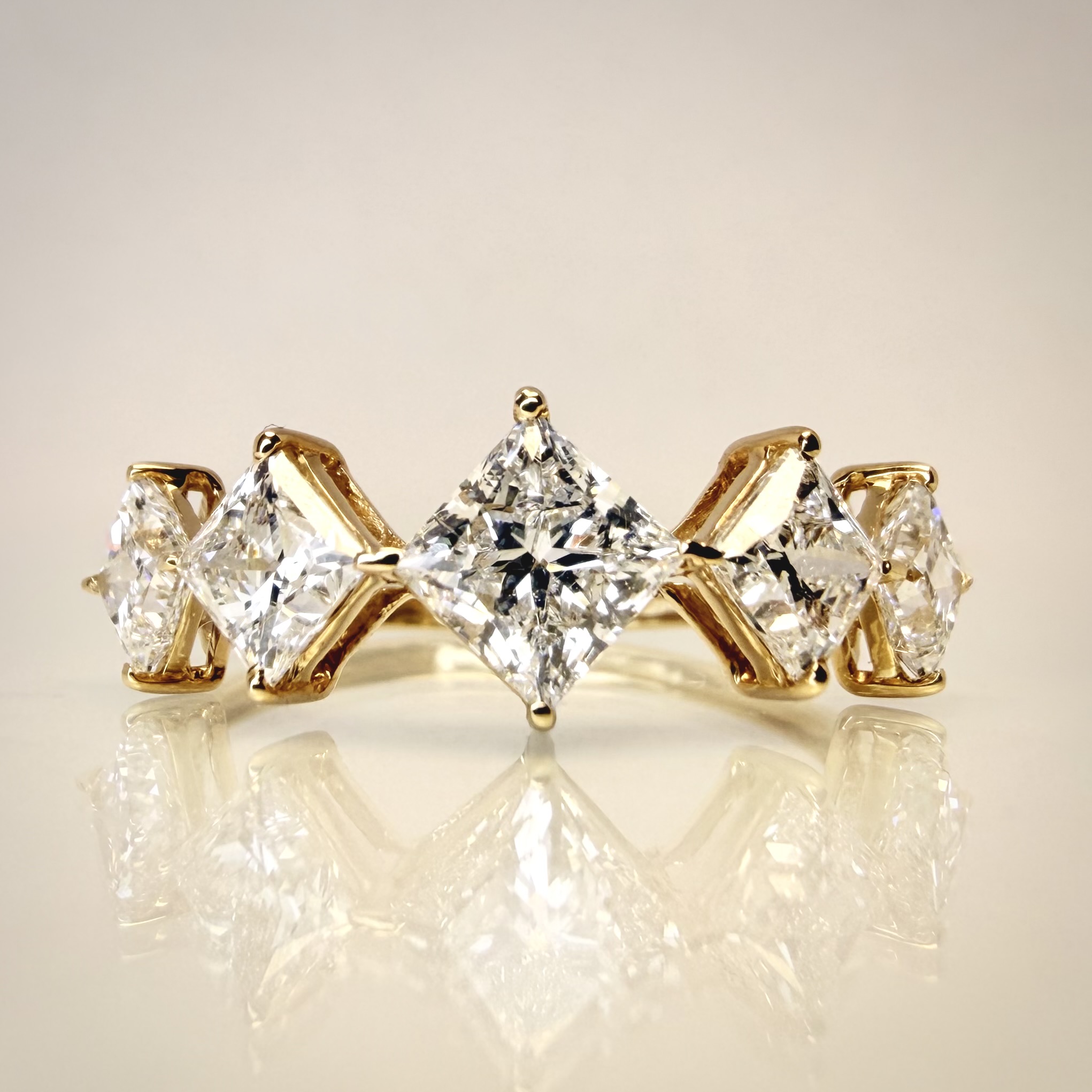 2,26 ct Princess Timanttisormus – 14K Keltakulta | HRD Antwerp Jewellery Report