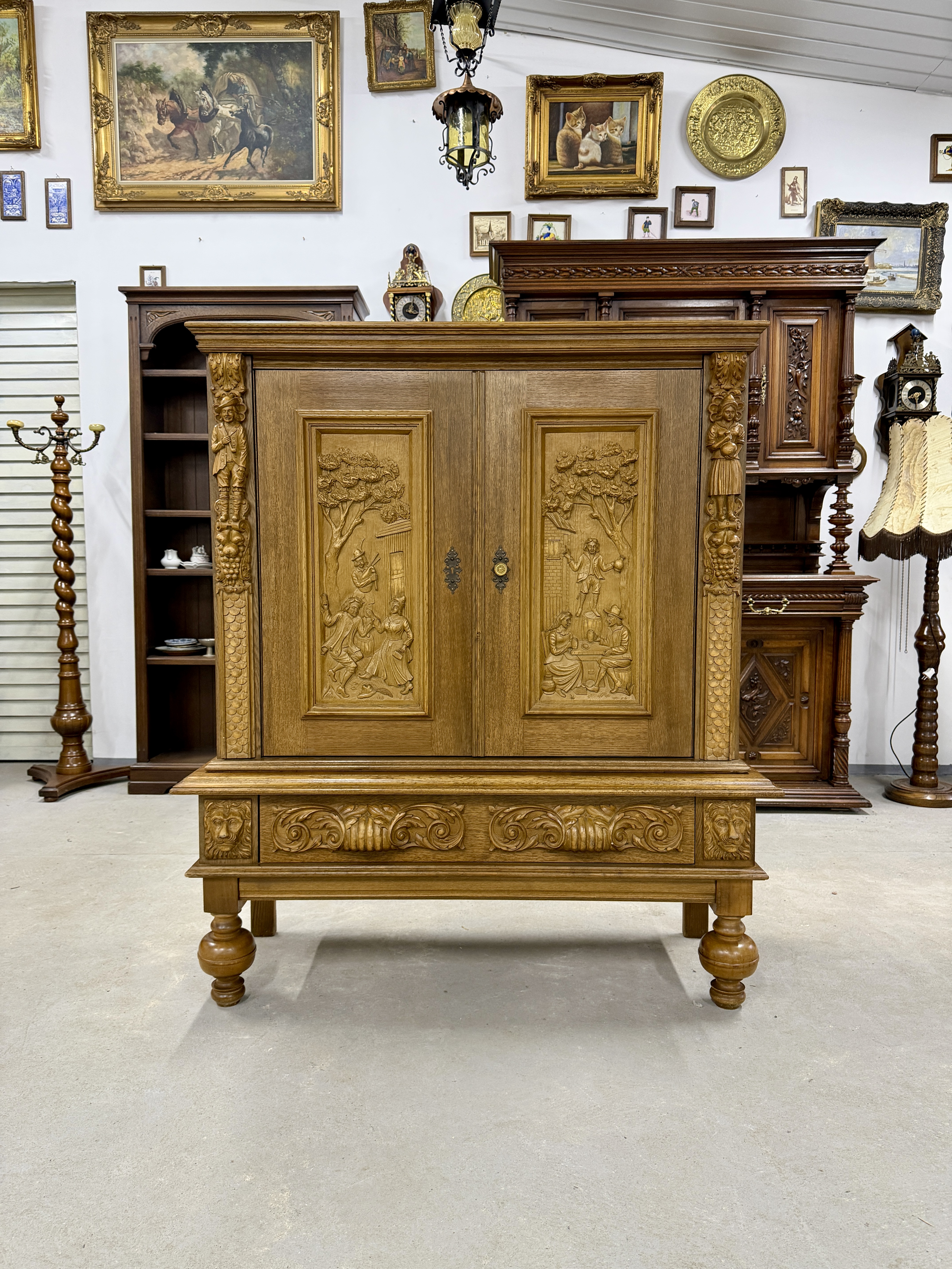 Дубова різьблена шафа