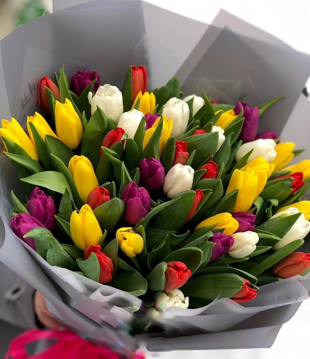 Букет з 51 різнокольорового тюльпана