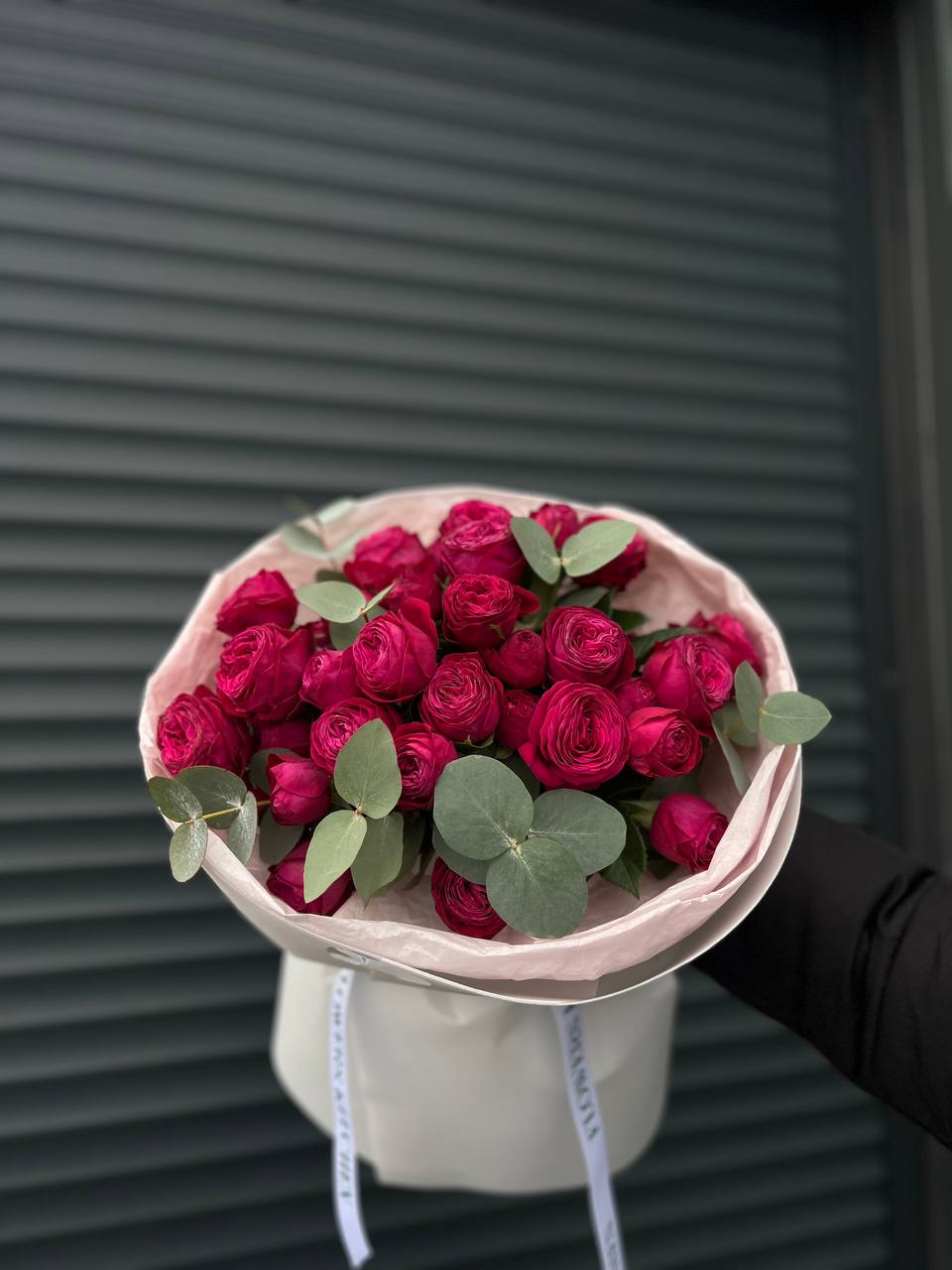 Кущові троянди у поєднанні з евкаліптом