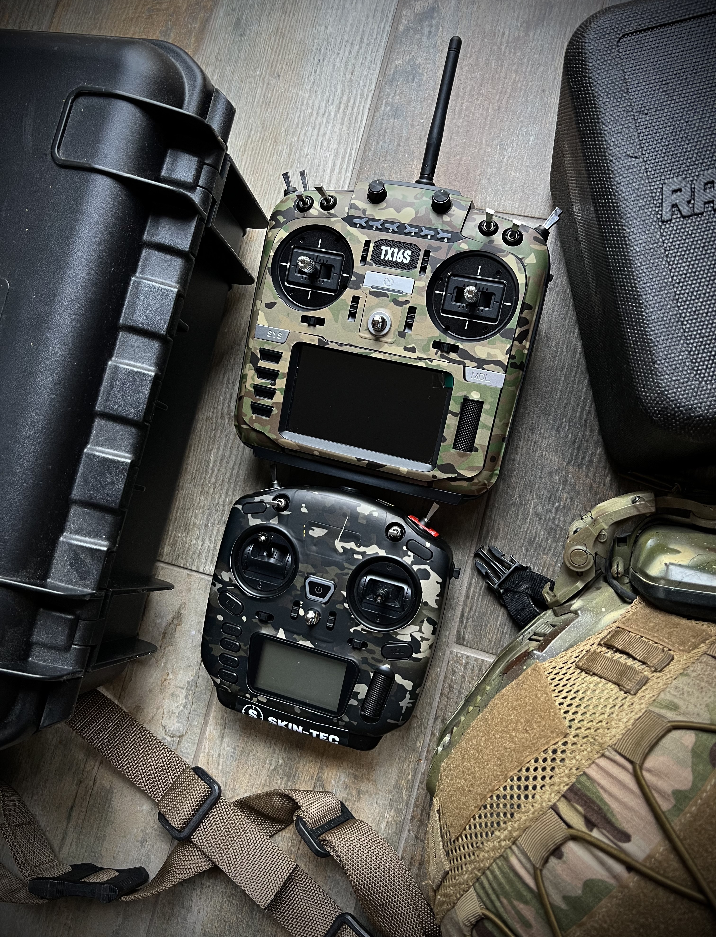 Камуфляжні скіни для FPV-пультів, від українського бренду "SKIN TEC TACTICAL".