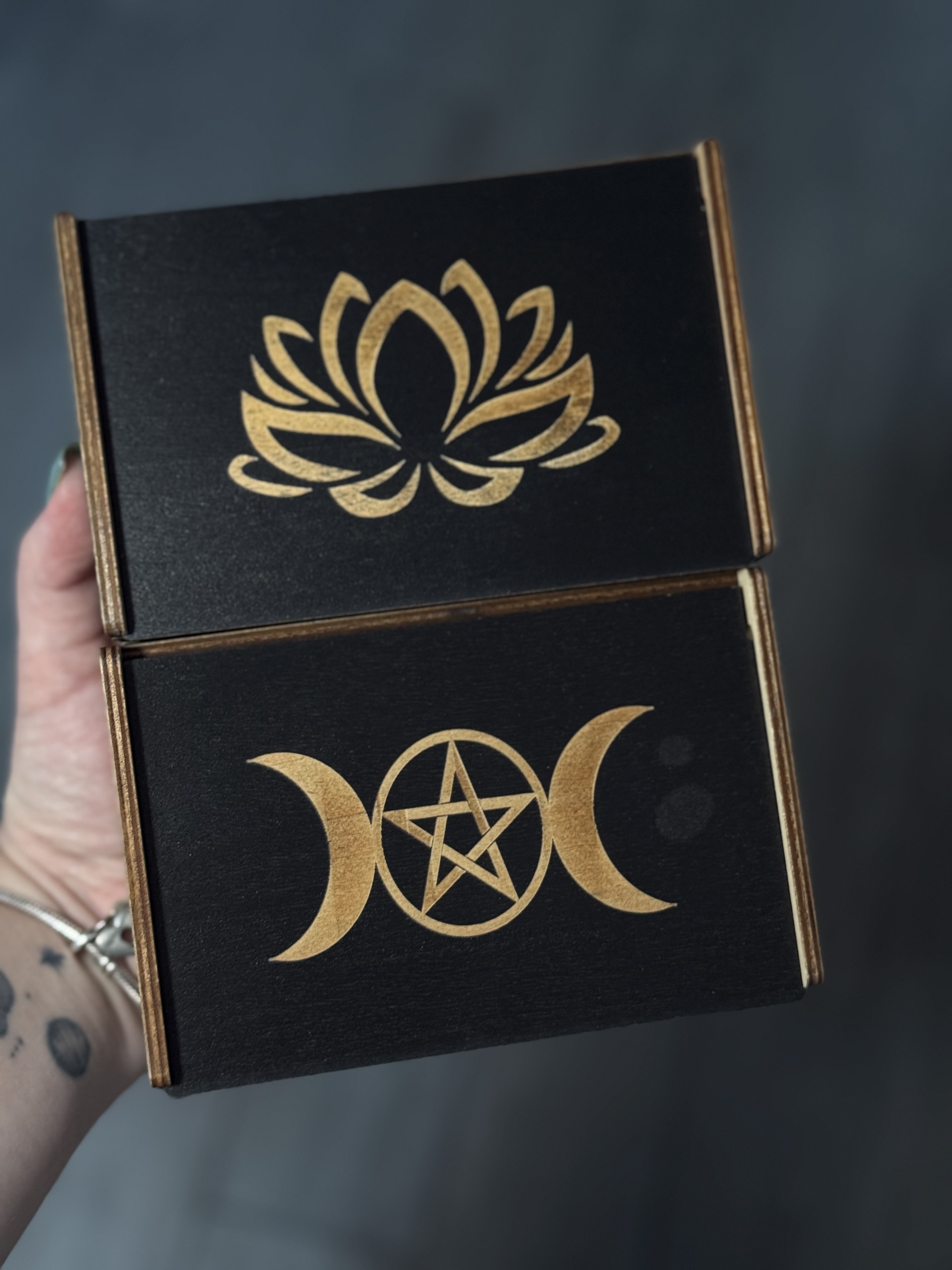 Деревʼяна скринька для зберігання карт