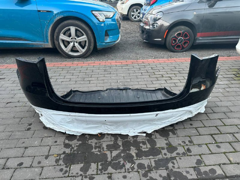 Задній бампер на Tesla MY без парктроніків чорний (в повному зборі)
