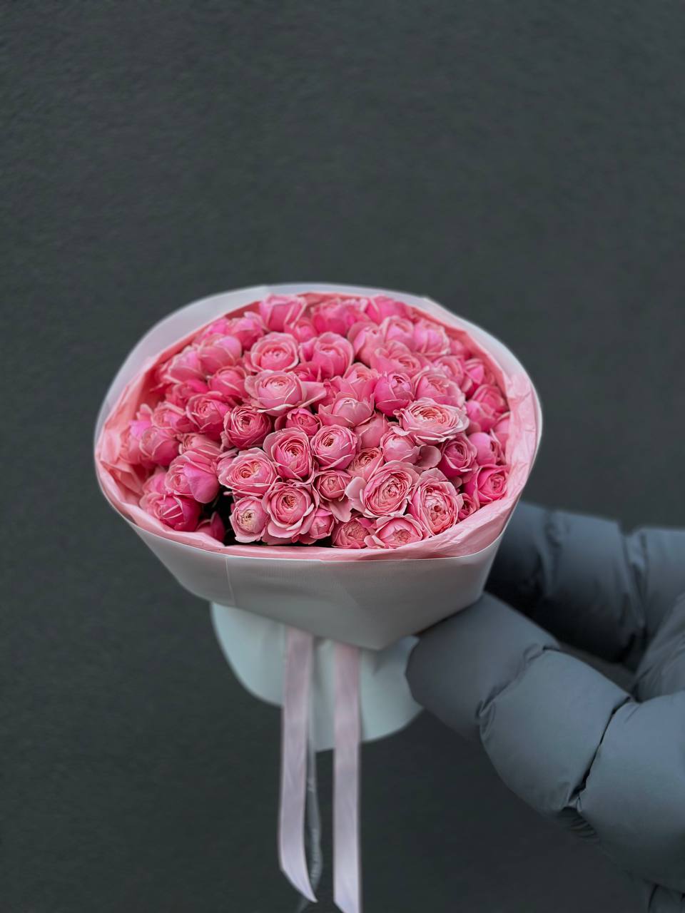 Моно букет з кущових троянд сорту Silvia Pink