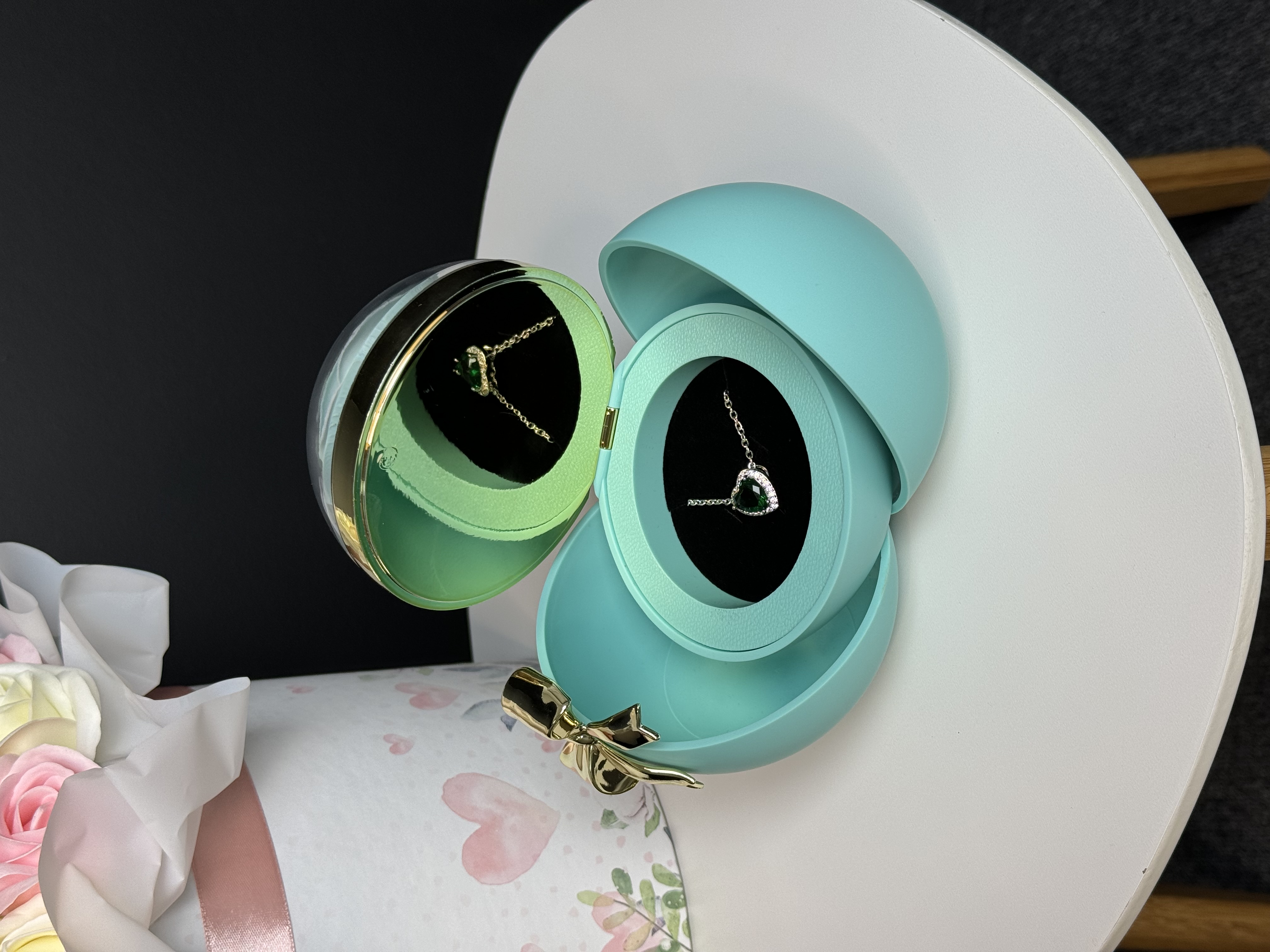 Бірюзова скриня-куля