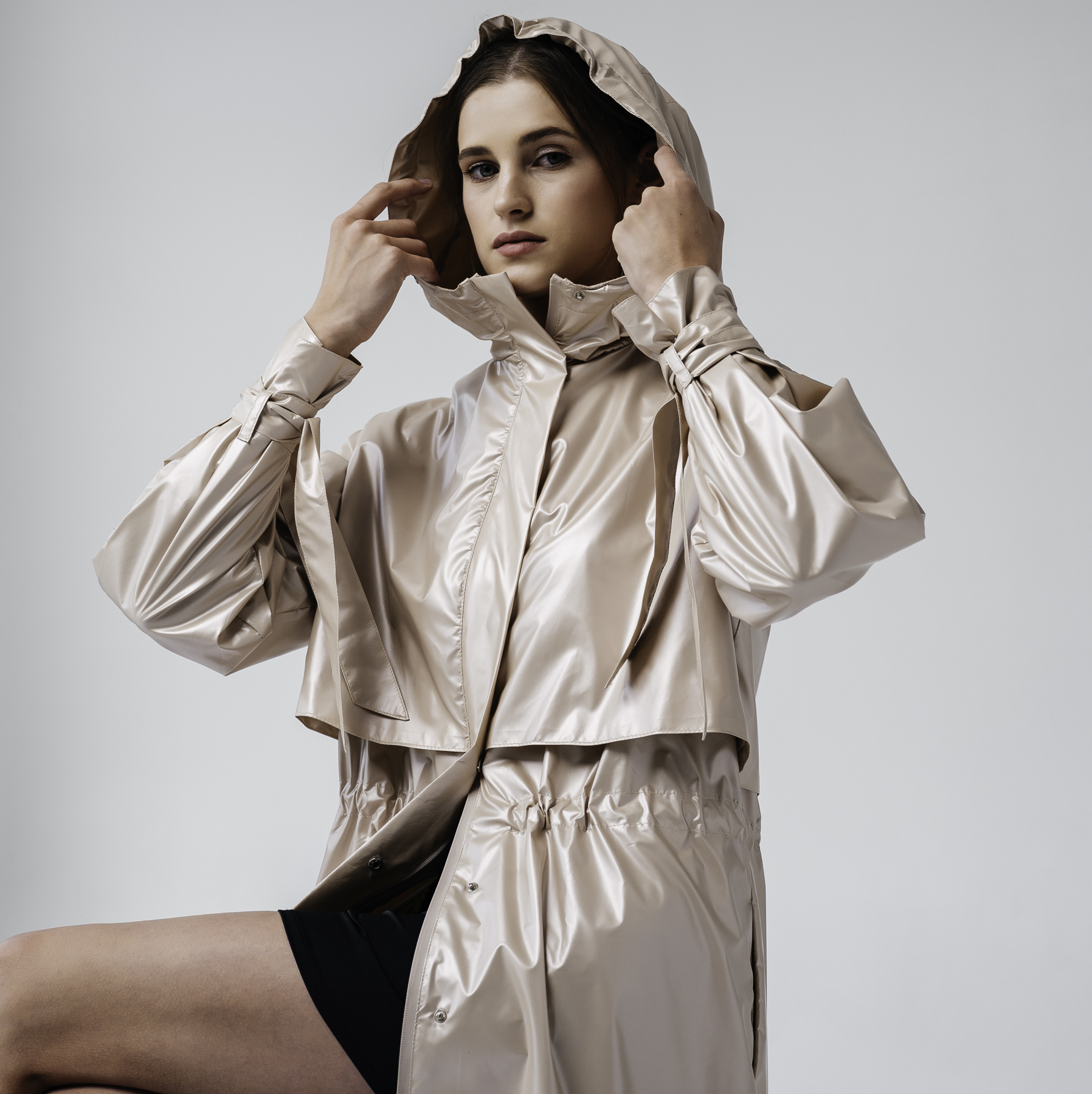 Бежевий дизайнерський тренч-дощовик з сатиновим блиском | Glossy Beige Trench Designer Raincoat