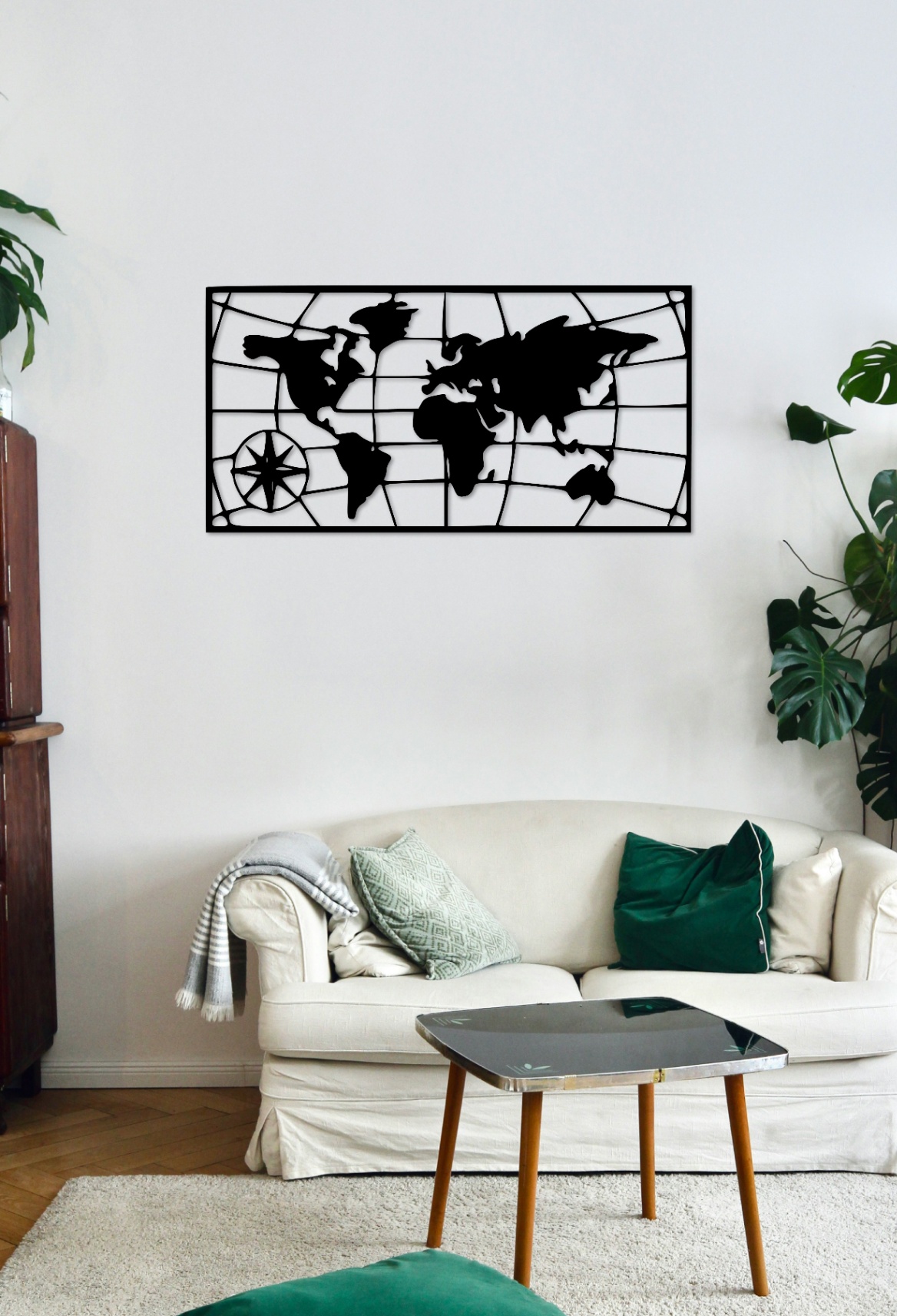 Металева мапа світу з компасом