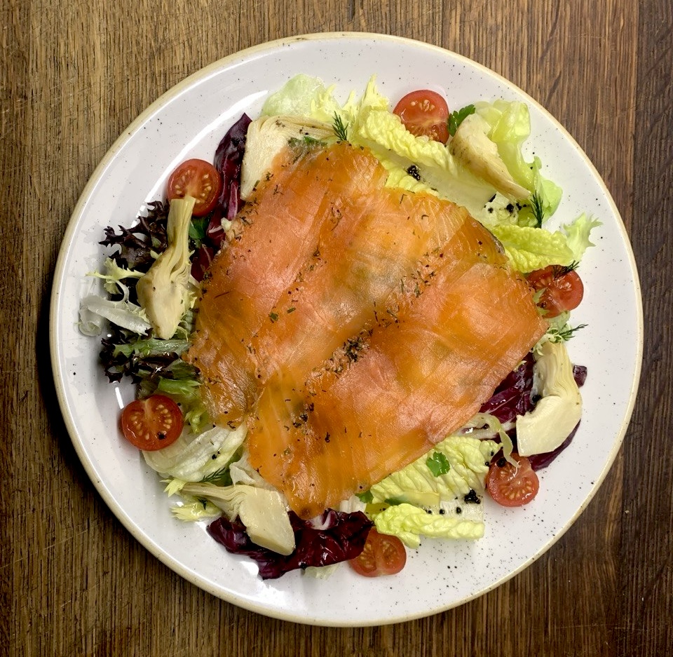 Салат з маринованим Лососем Гравлакс  з томатами Чері та Артишоками