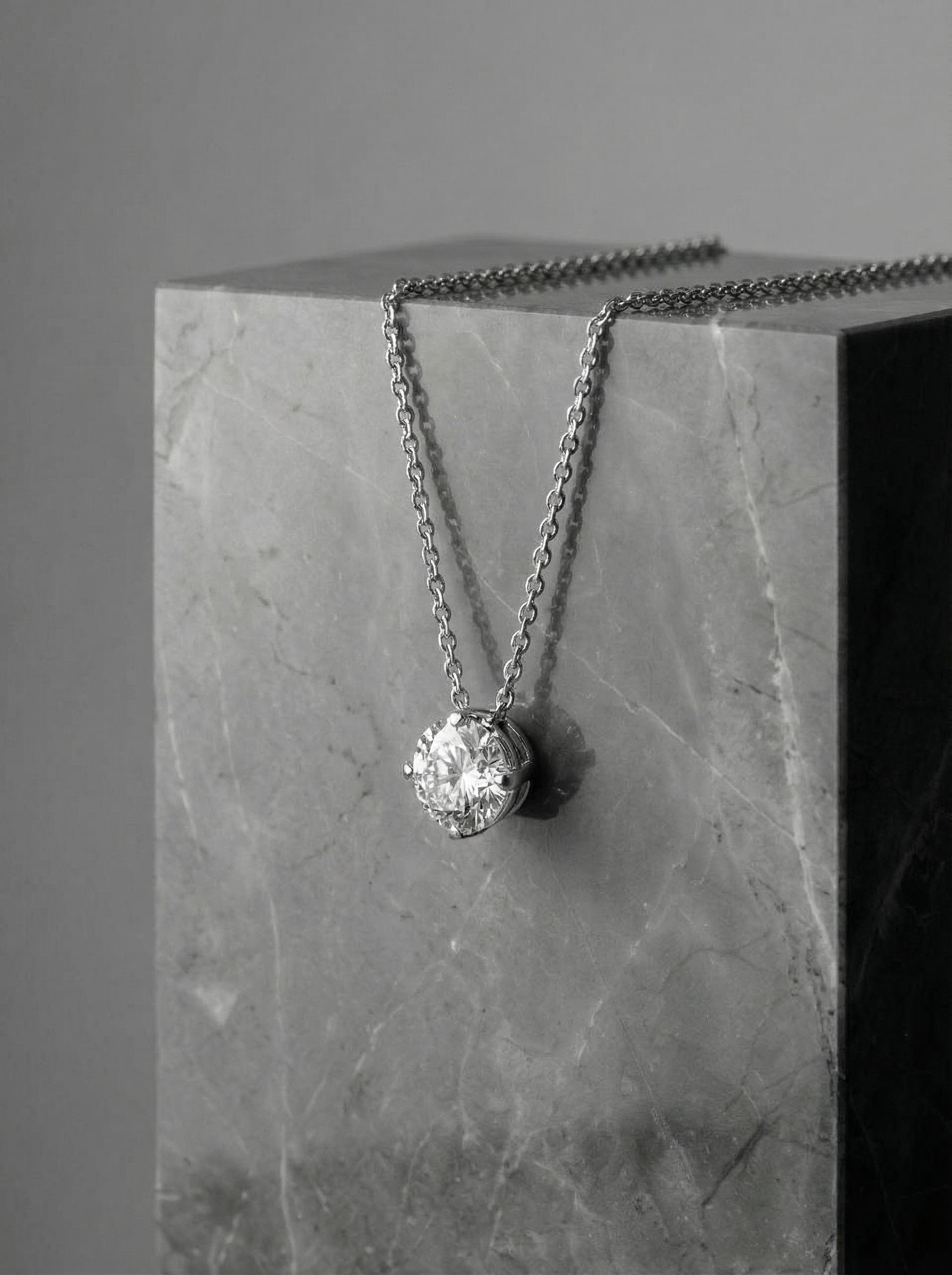 Камінчик на ланцюжку мусаніт 6 мм