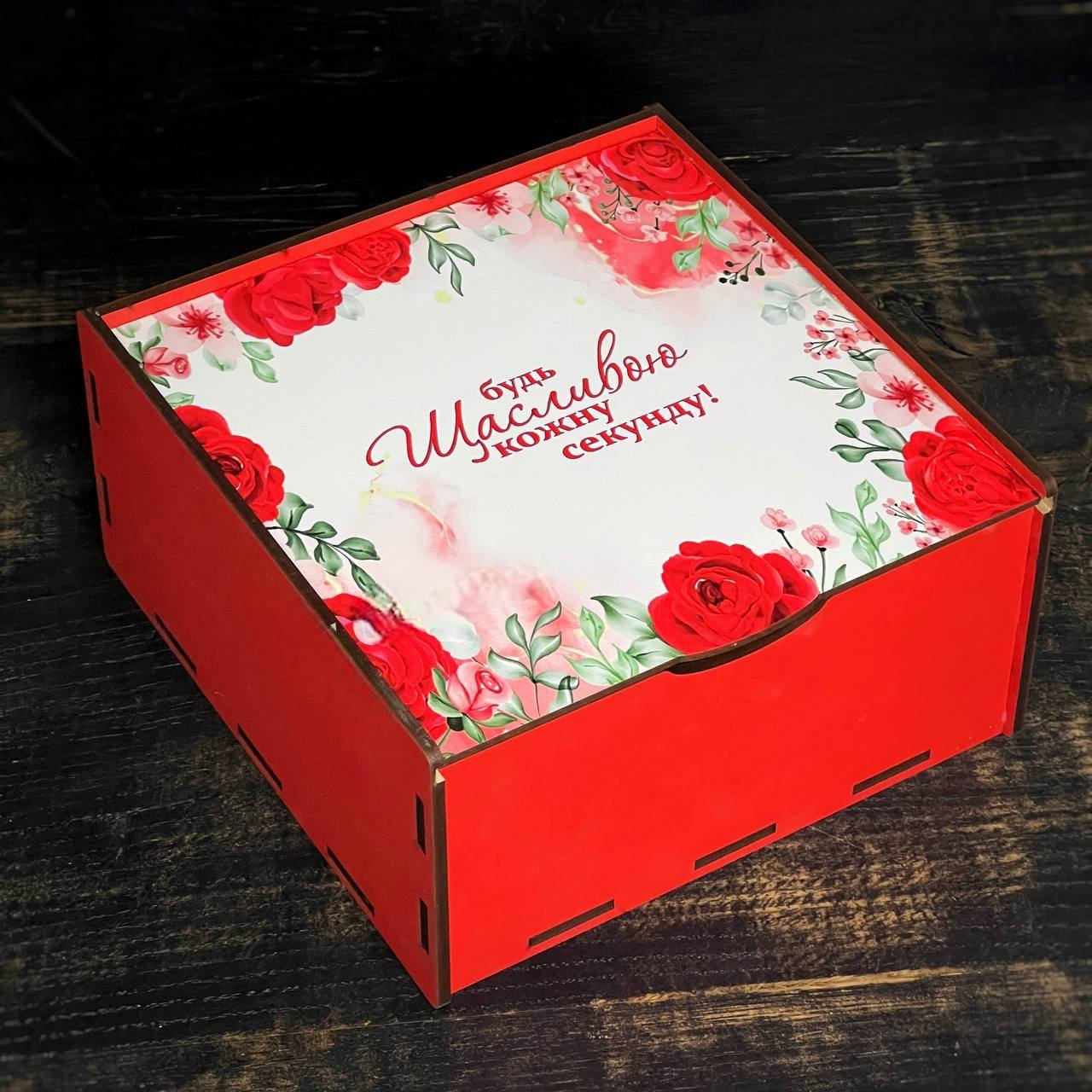 Пенал червоний "Троянди" 25х25х9 см