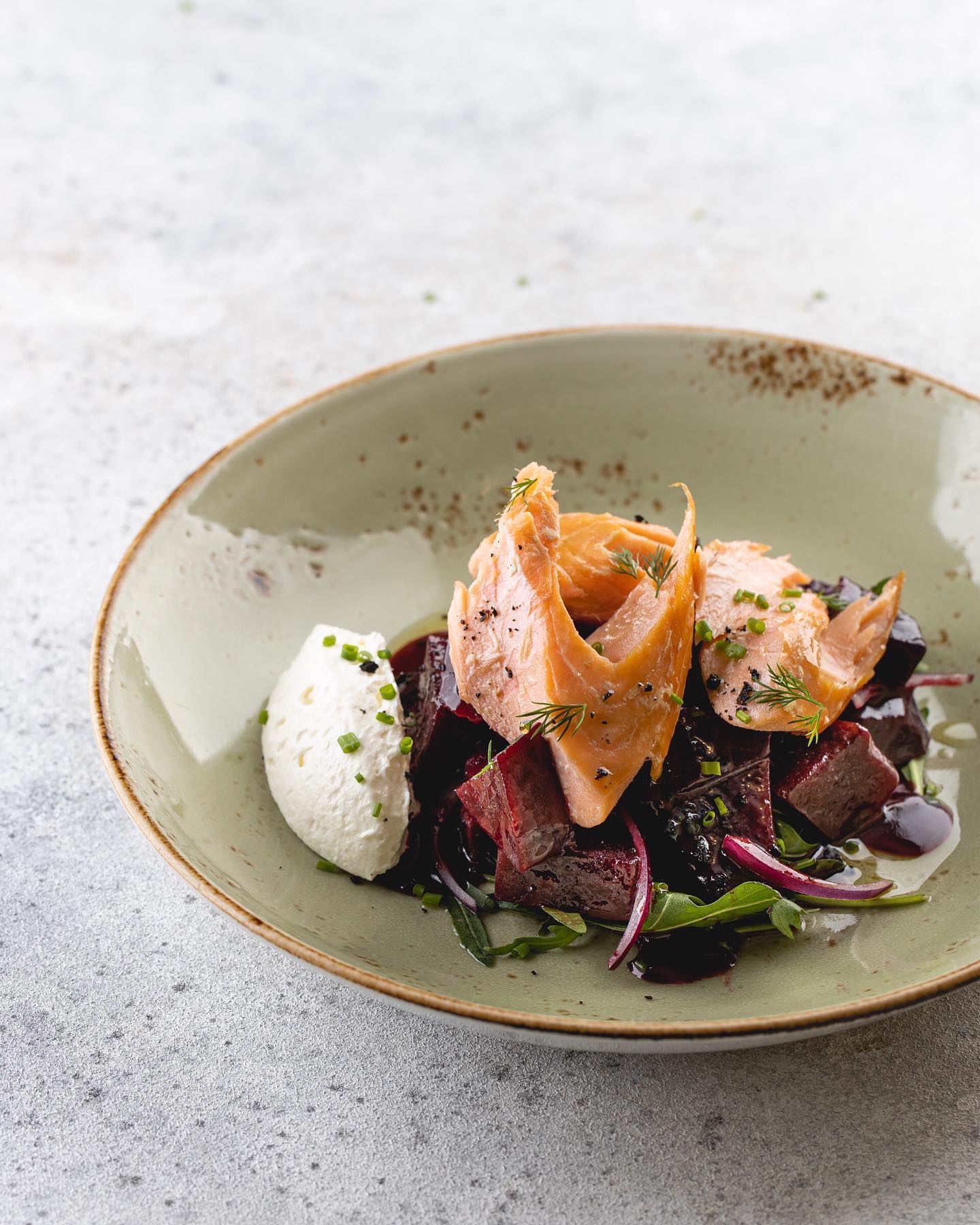 Салат із запеченого Буряка з Лососем гарячого копчення, вершковим кремом Райфорт, витриманим Бальзаміком та Горіховою олією