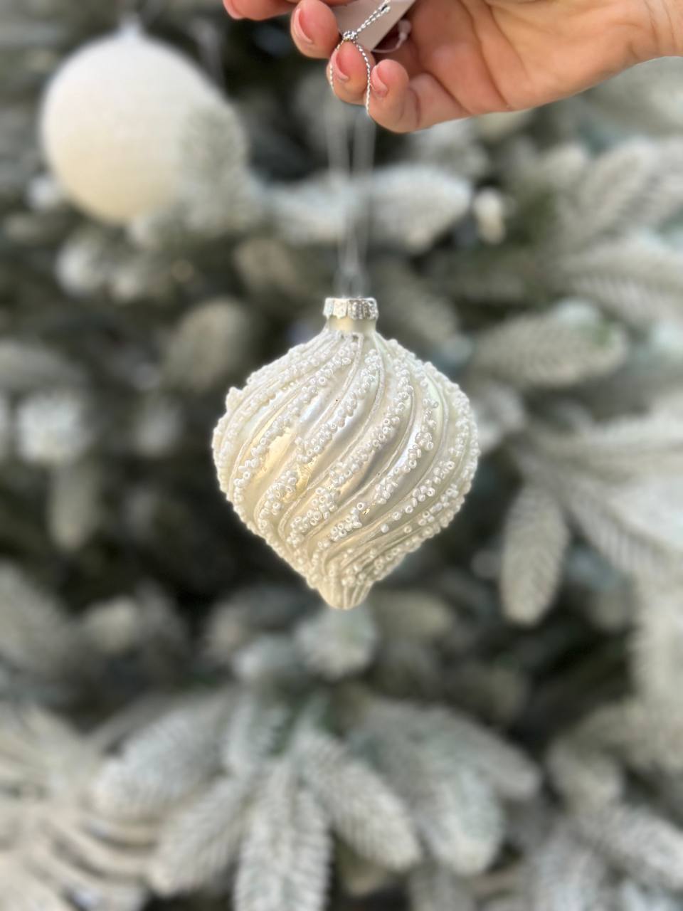 Ялинкова прикраса рельєфної форми з декором з бісеру 8 см