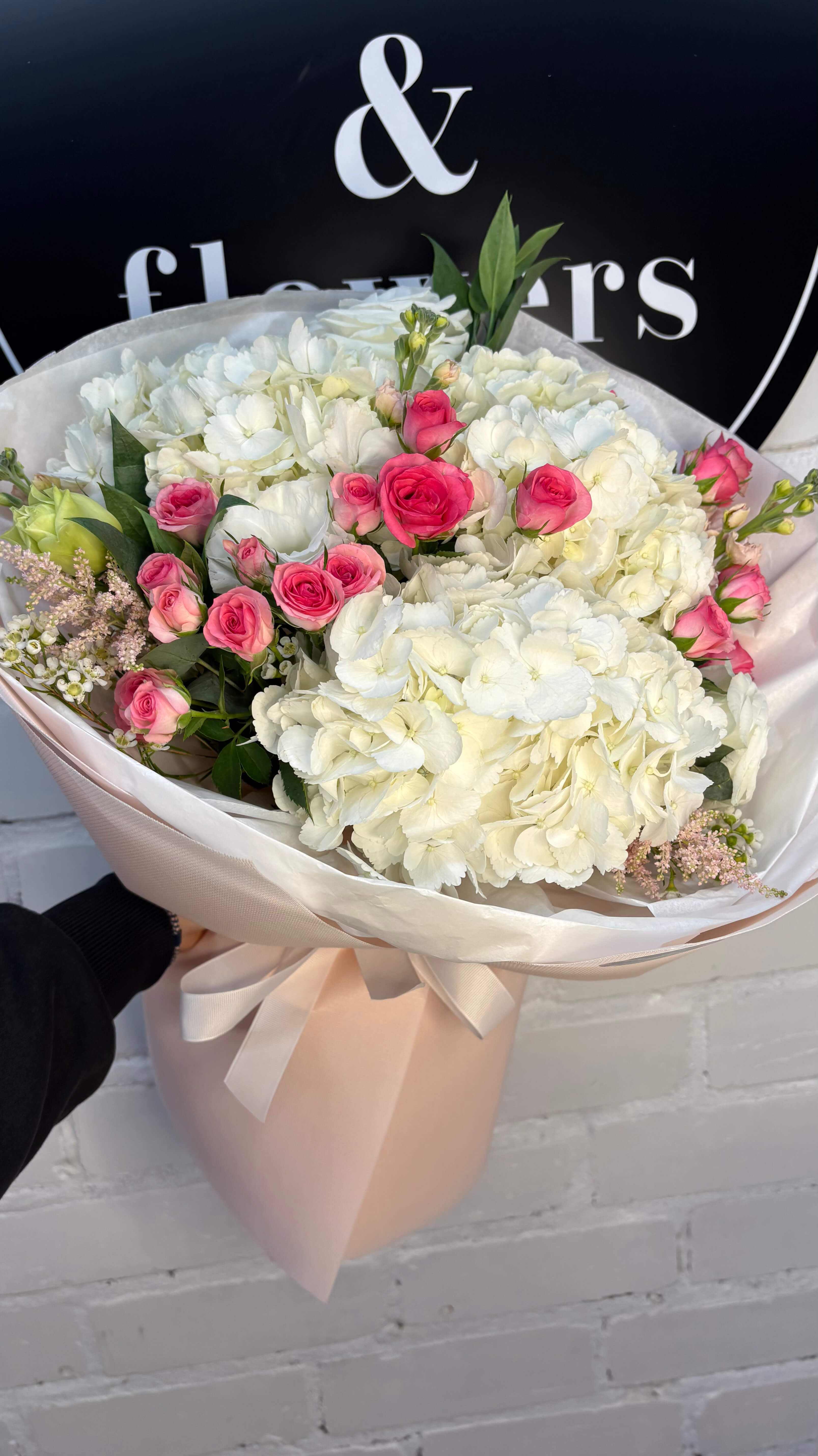 Букет з білими гортензіями та трояндами