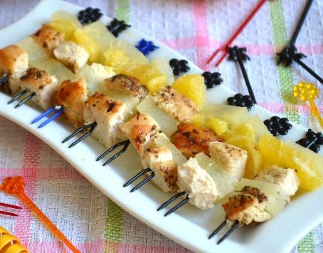 Канапе з куркою і ананасом