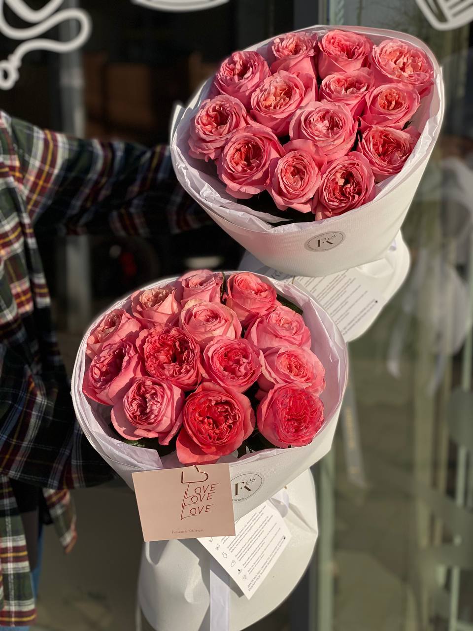 13 піоновидних троянд сорту Pink Expression