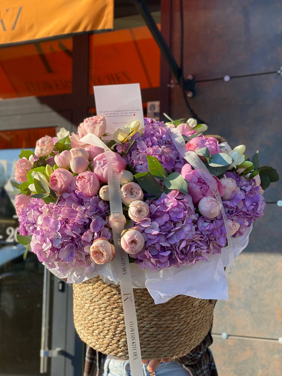 Ніжне поєднання гортензій, півоній, кущових троянд, фрезії та евкаліпту