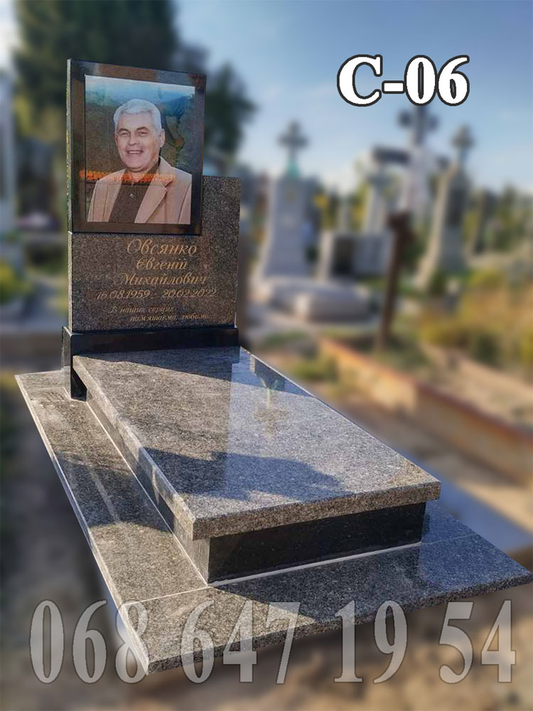 Пам’ятник С-06 одинарний з граніту човнова та габро з фотосклом