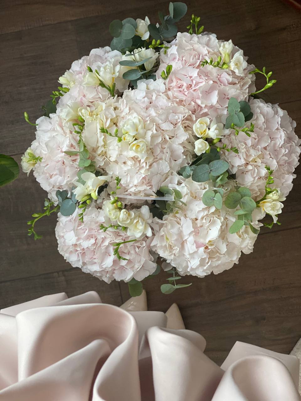 Ніжні гортензії з фрезією та евкаліптом