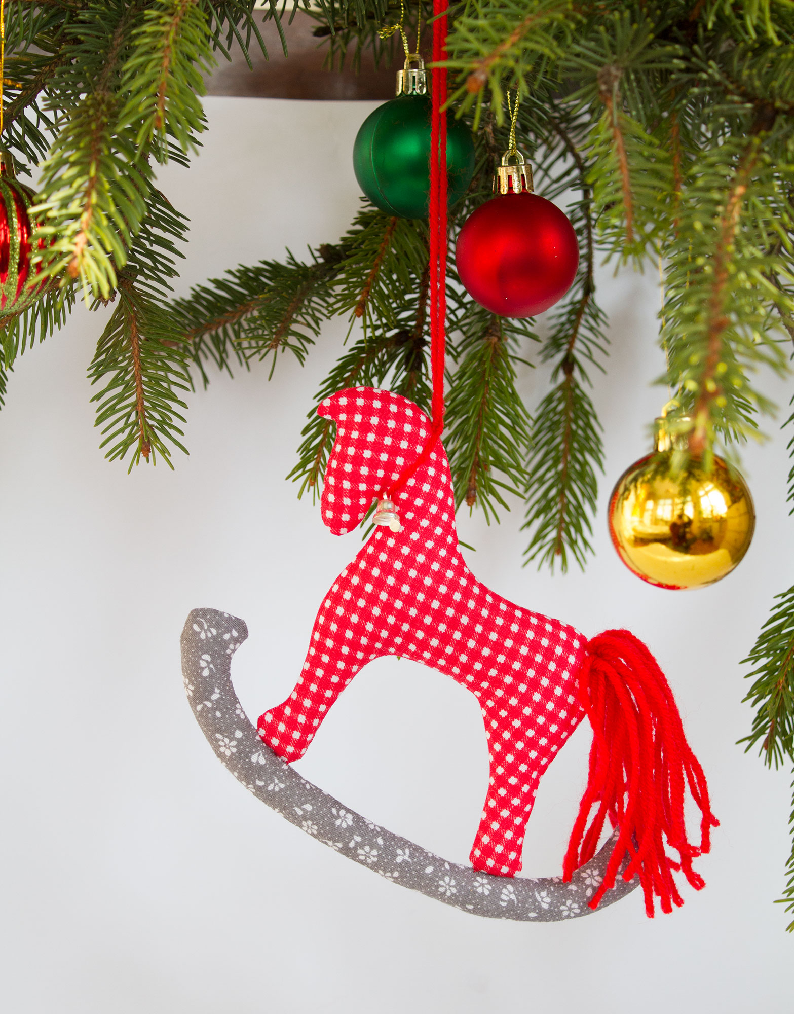 Ялинкова прикраса коник червоний