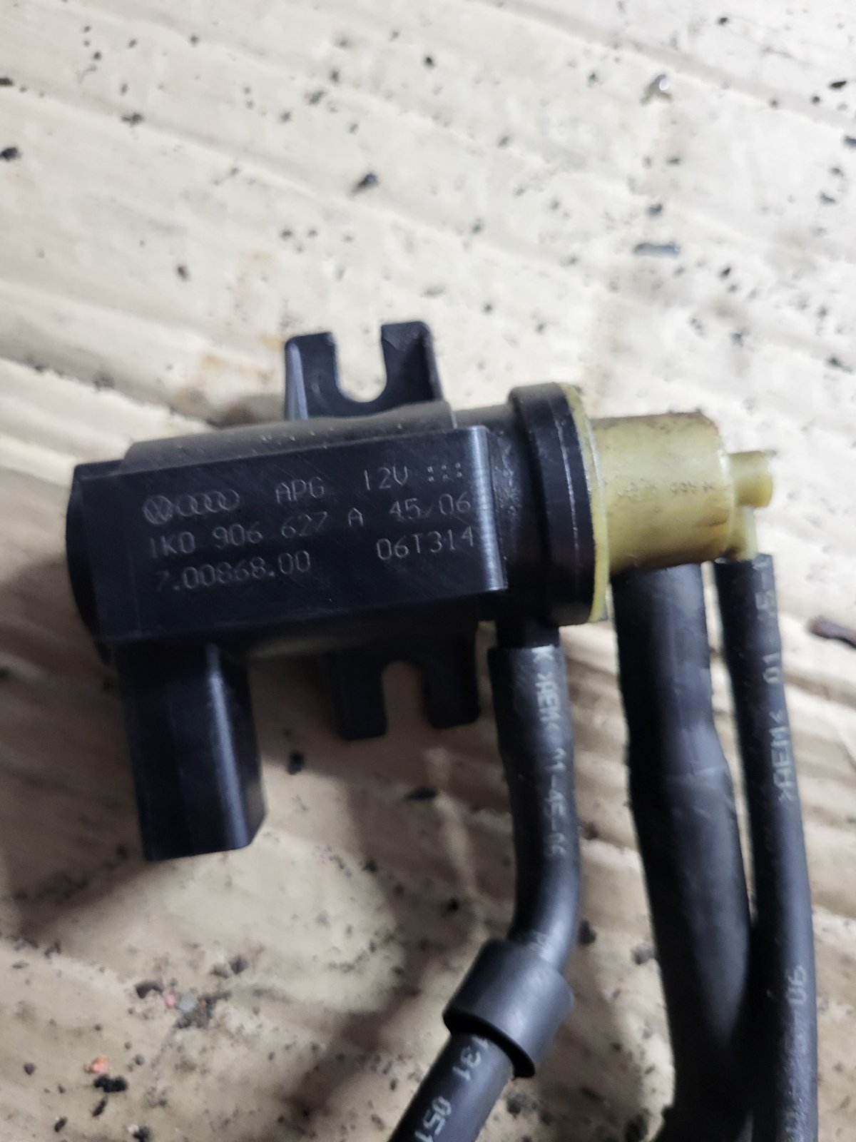 Клапан тиску вакуумної системи з трубками Passat B6 2.0 BMP