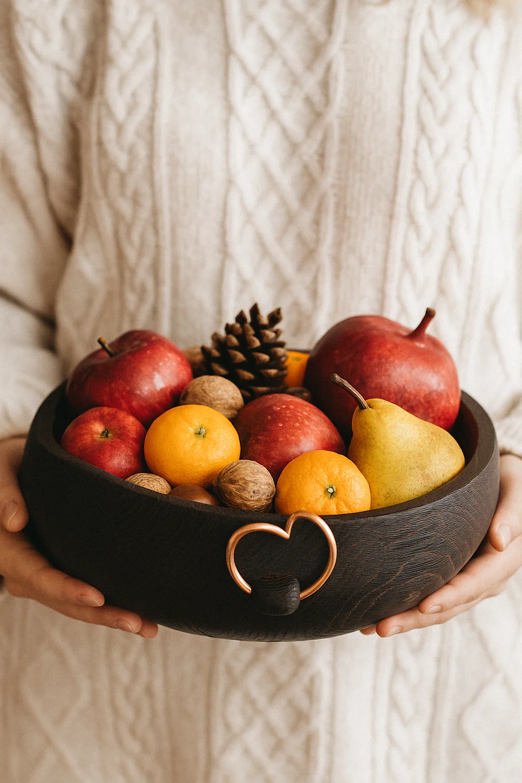 Святкова фруктовниця з дуба  ручної роботи