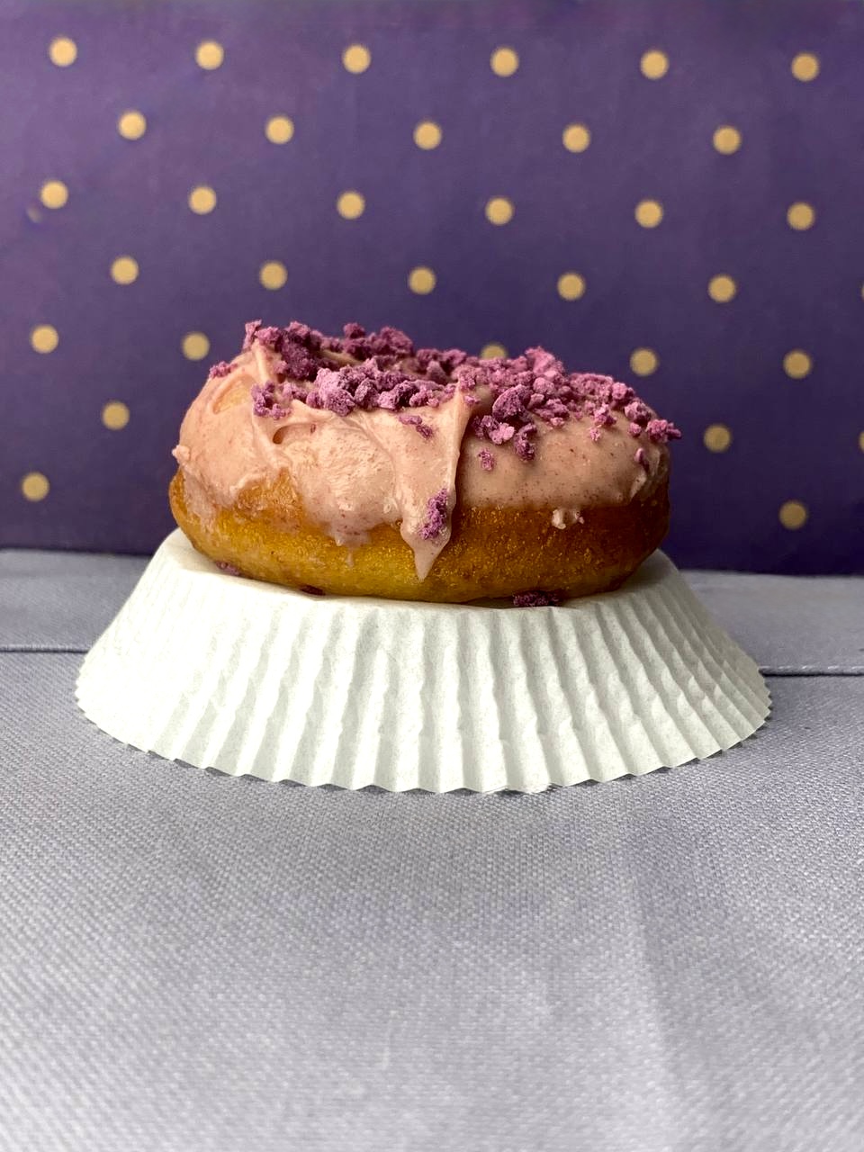 Сирна пампушка в шоколаді з полуницею та меренгою