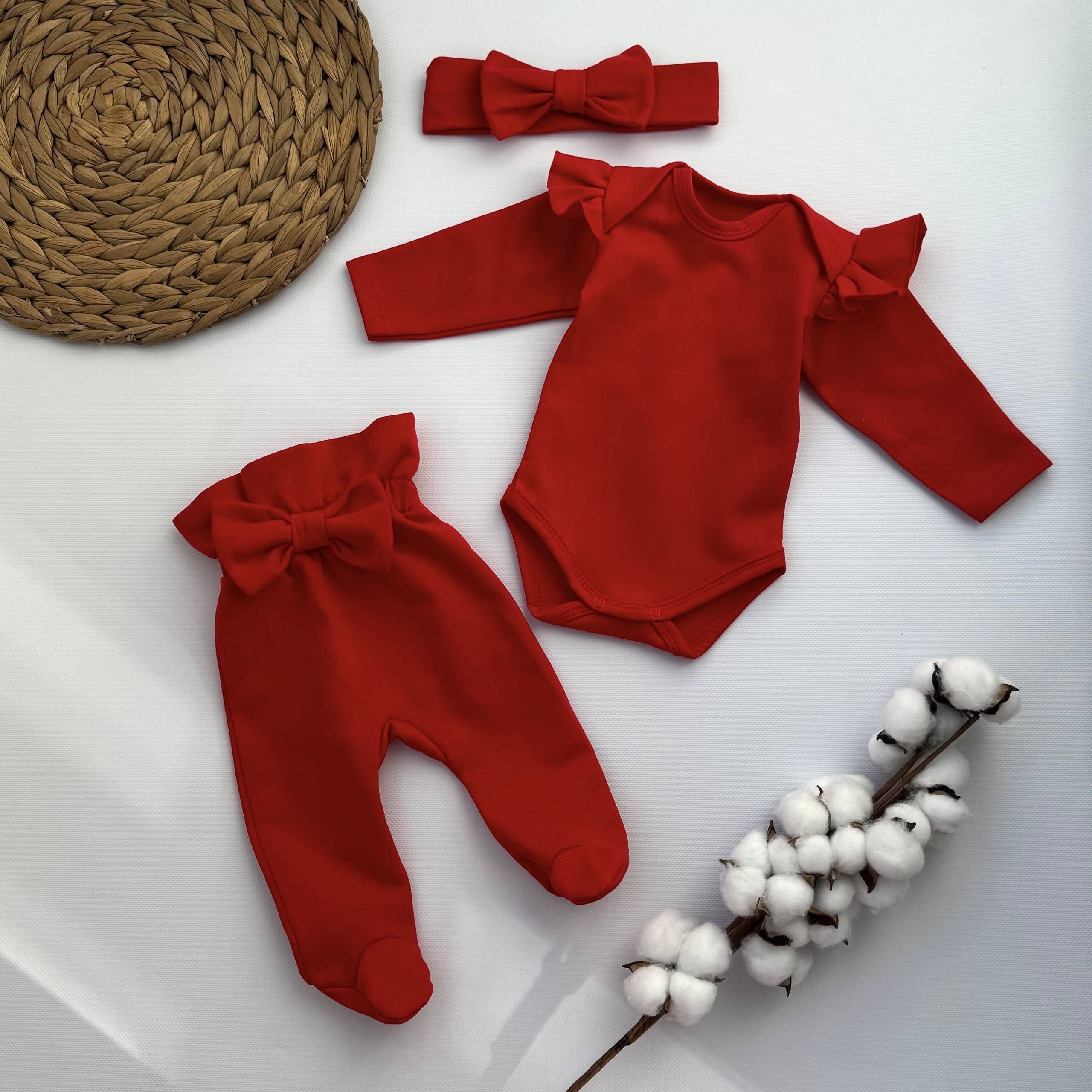 Бодік з рюшами повзунці з бантиком та пов'язочка на голову комплект для новонародженої дівчінки