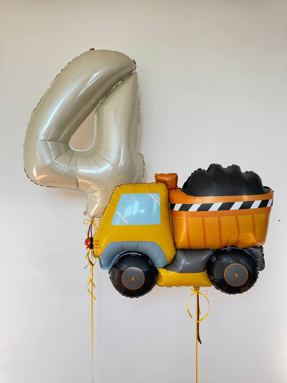 Італійська цифра-гігант та велика фольгована фігурка