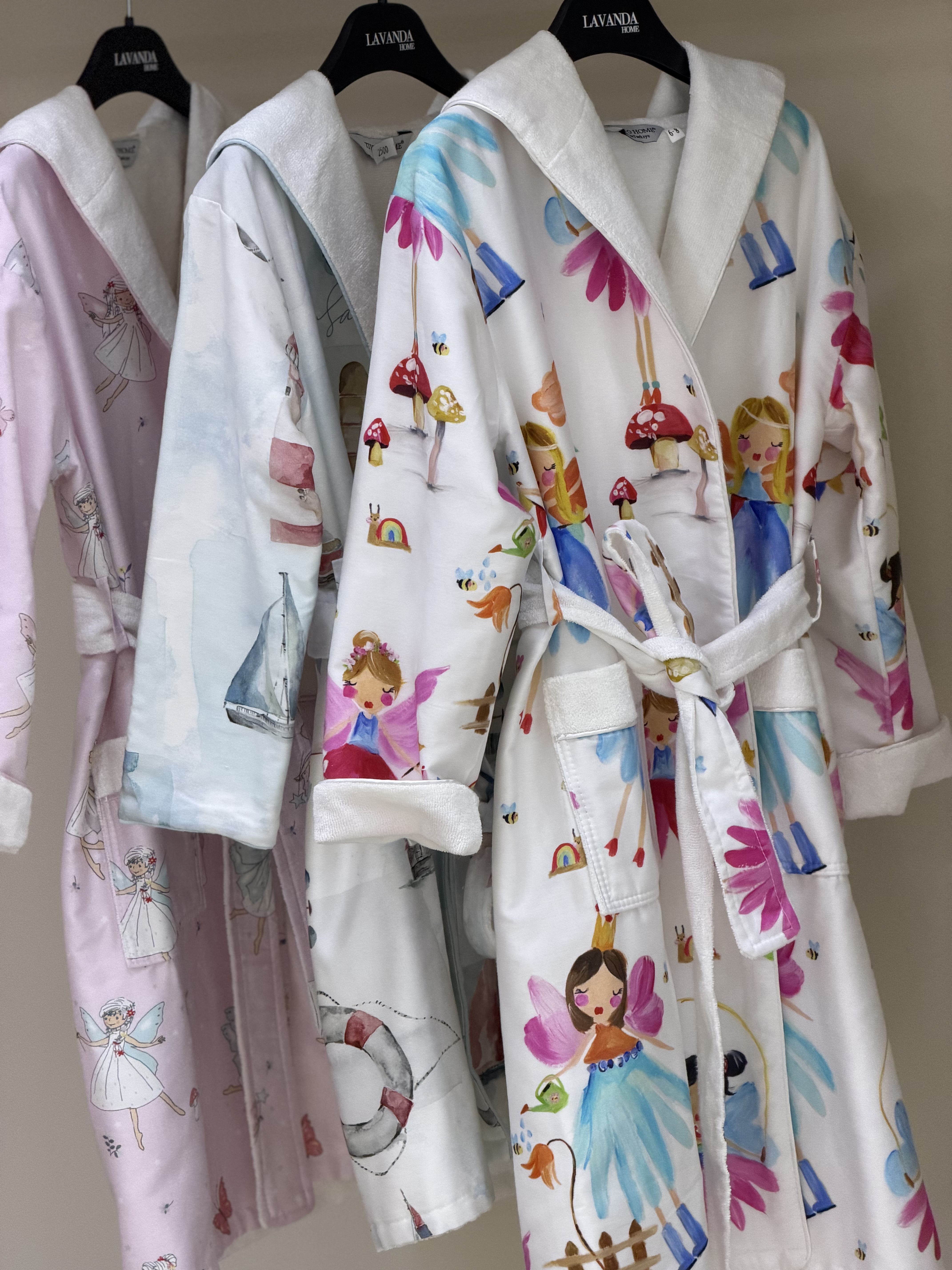 Ніжний дитячий халат з капюшоном Barbie Girls від преміум бренду Tivolyo Home