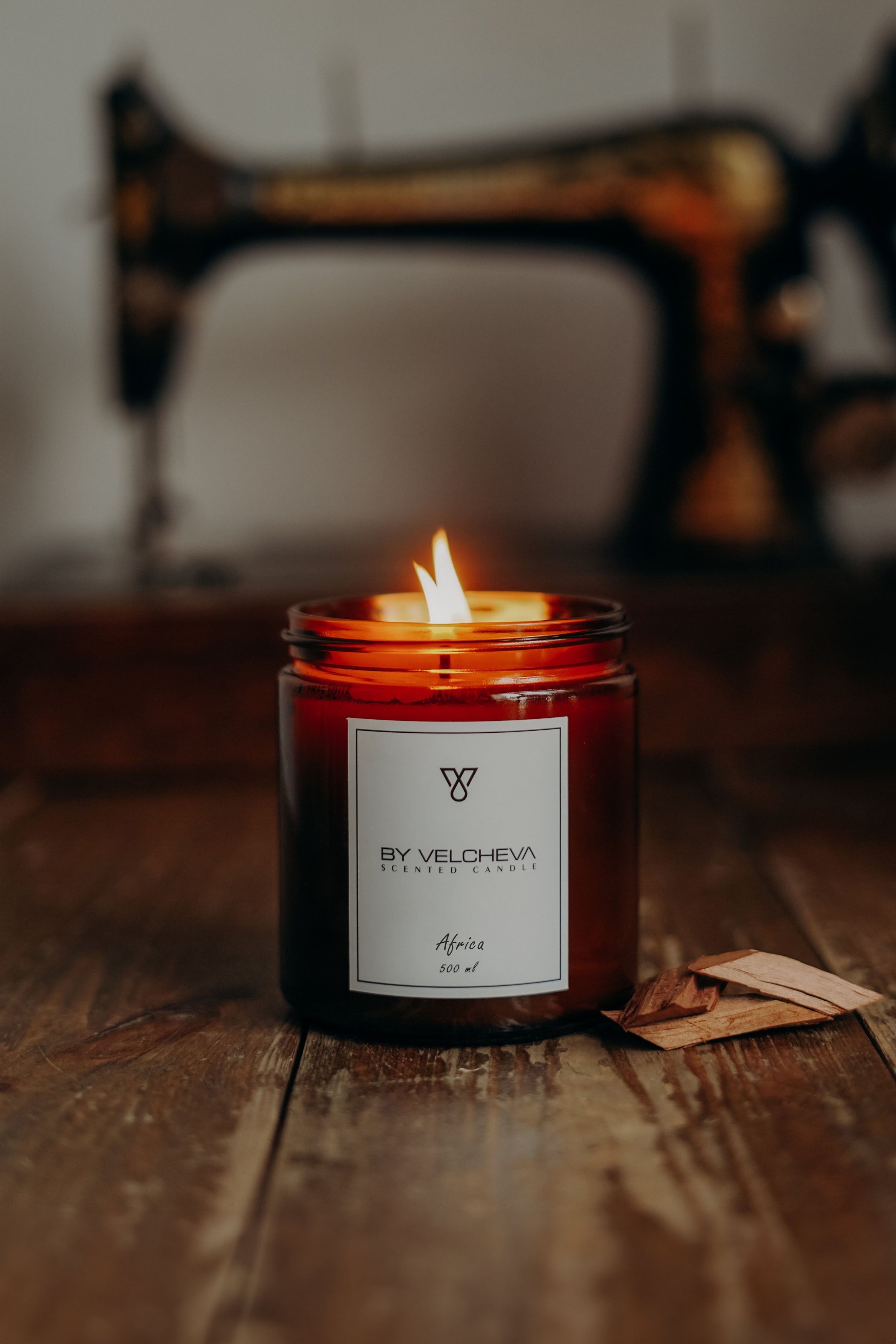 Ароматизована свічка AFRICA (ноти бергамоту і мускусу розкриваються яскравими деревними відтінками)