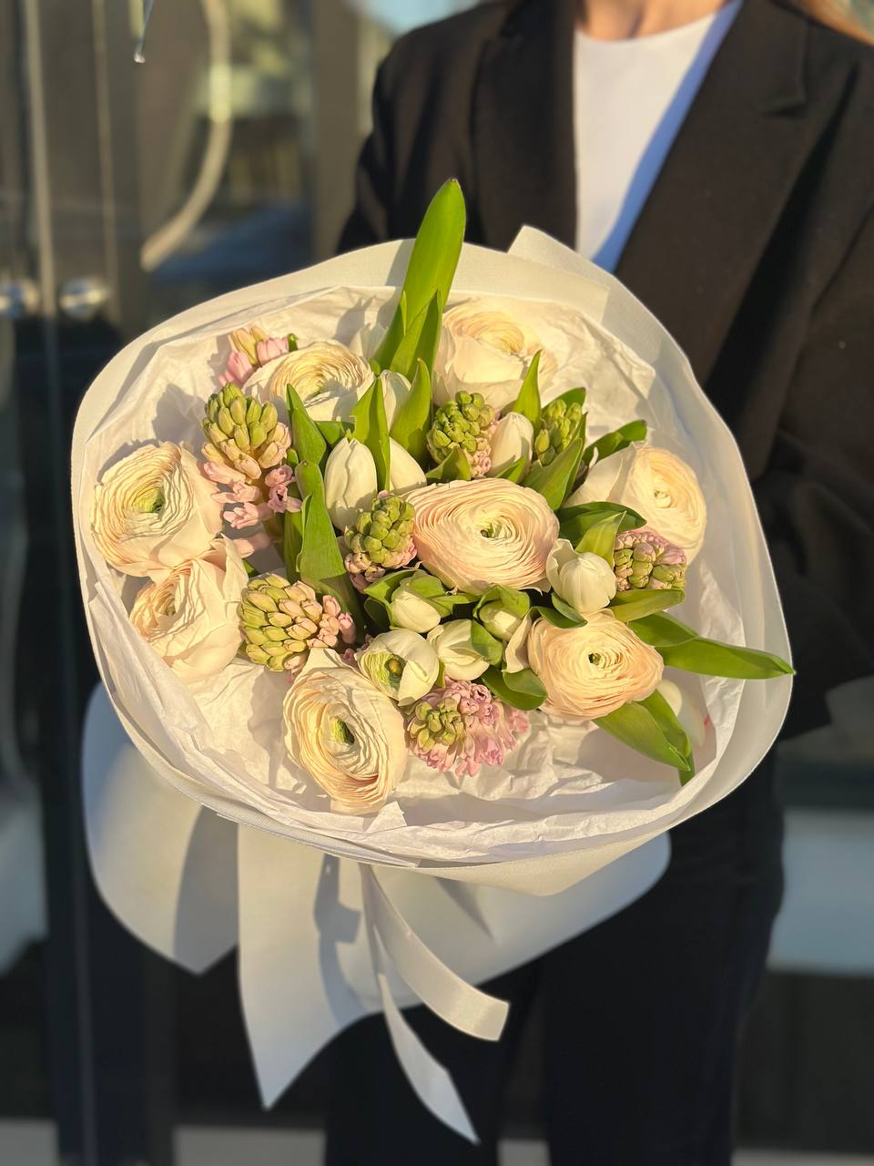 Ранункулюси у поєднанні з тюльпанами та гіацинтами