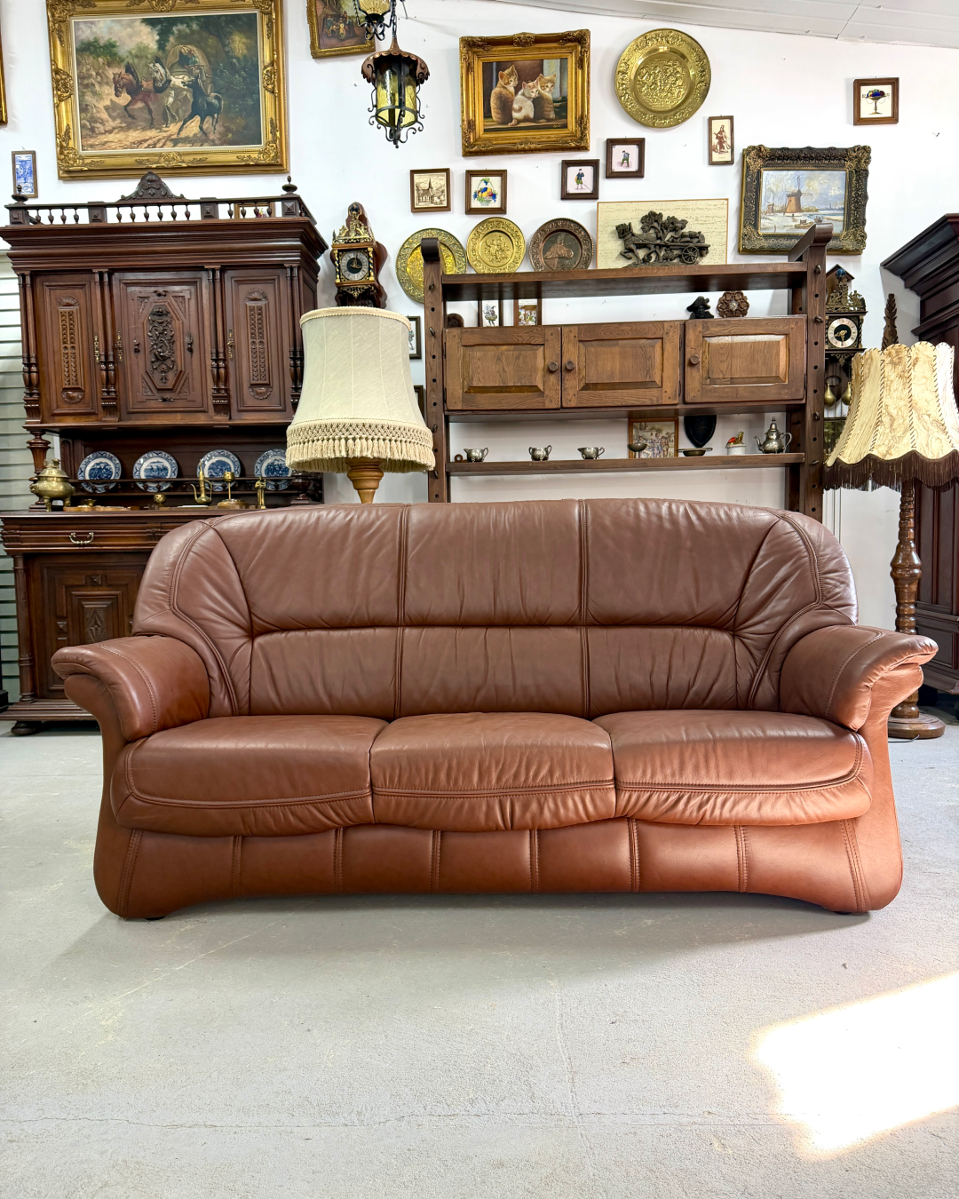 Тримісний шкіряний диван коричневого кольору